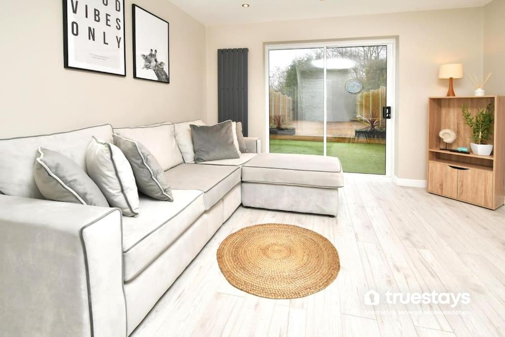 Bowlers House by Truestays - 2 Bedroom House in Stoke-on-Trent view 4