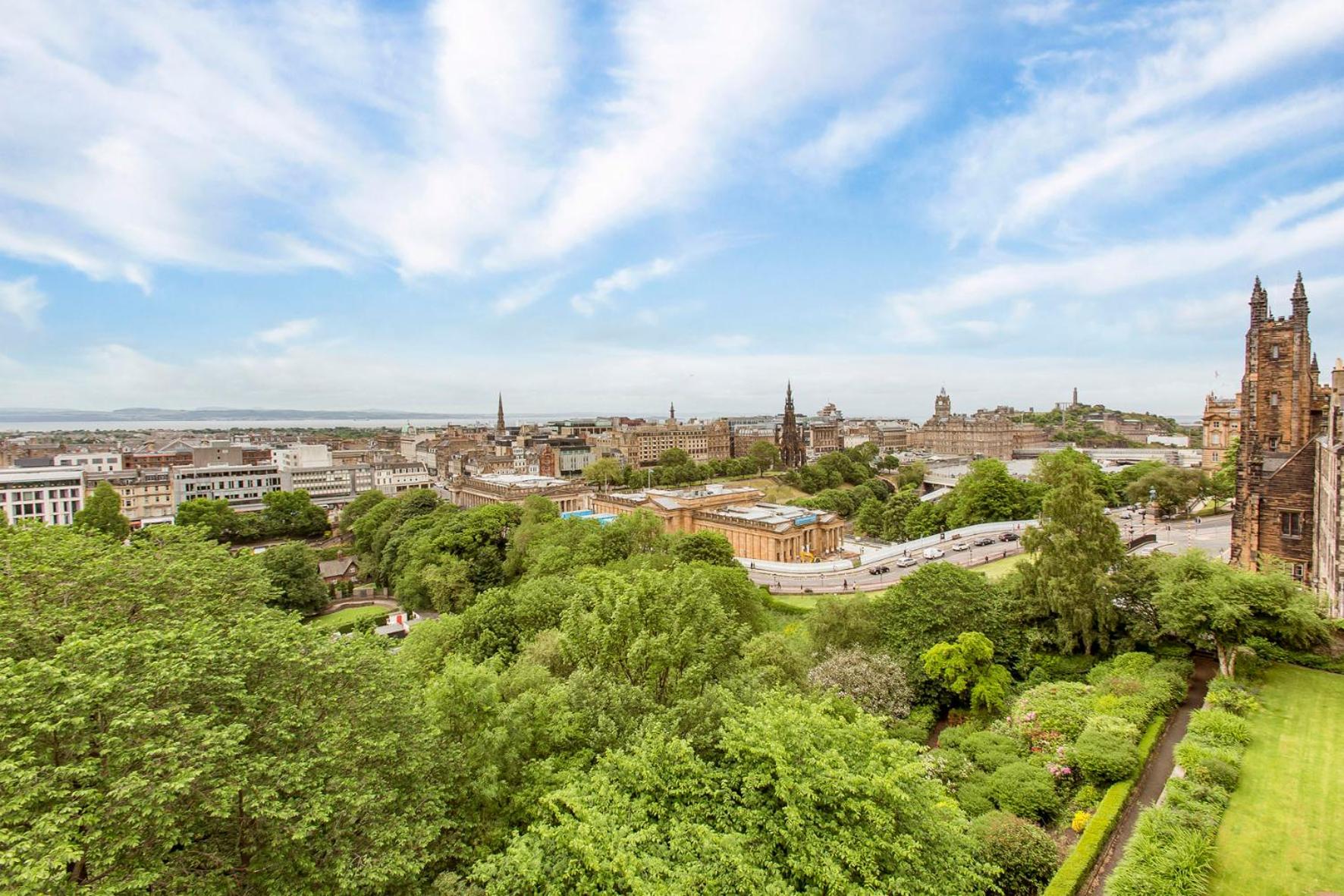 Luxury-3-bedroom Ramsay Garden Apartment next to Edinburgh Castle view 3