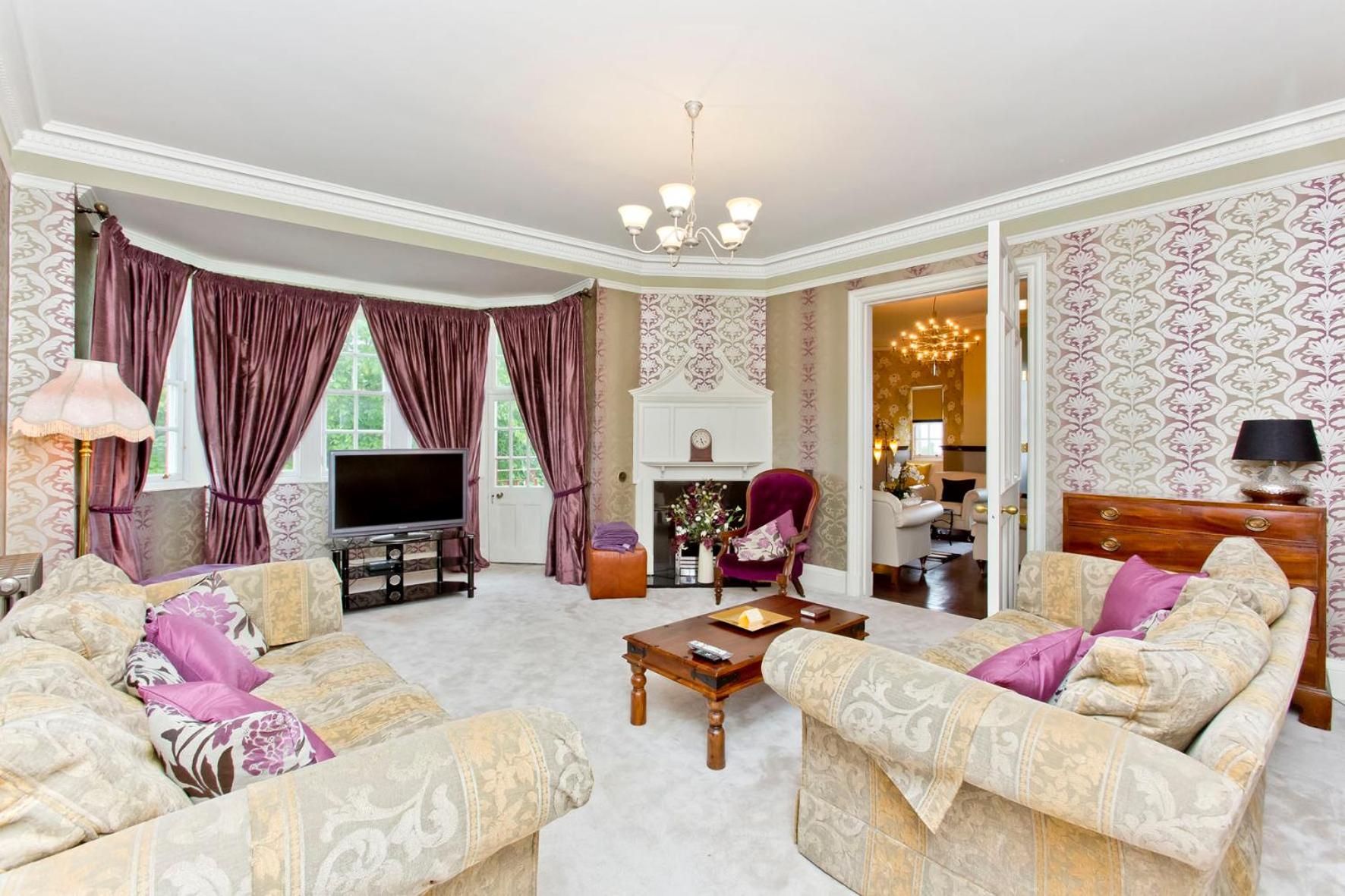 Luxury-3-bedroom Ramsay Garden Apartment next to Edinburgh Castle view 2