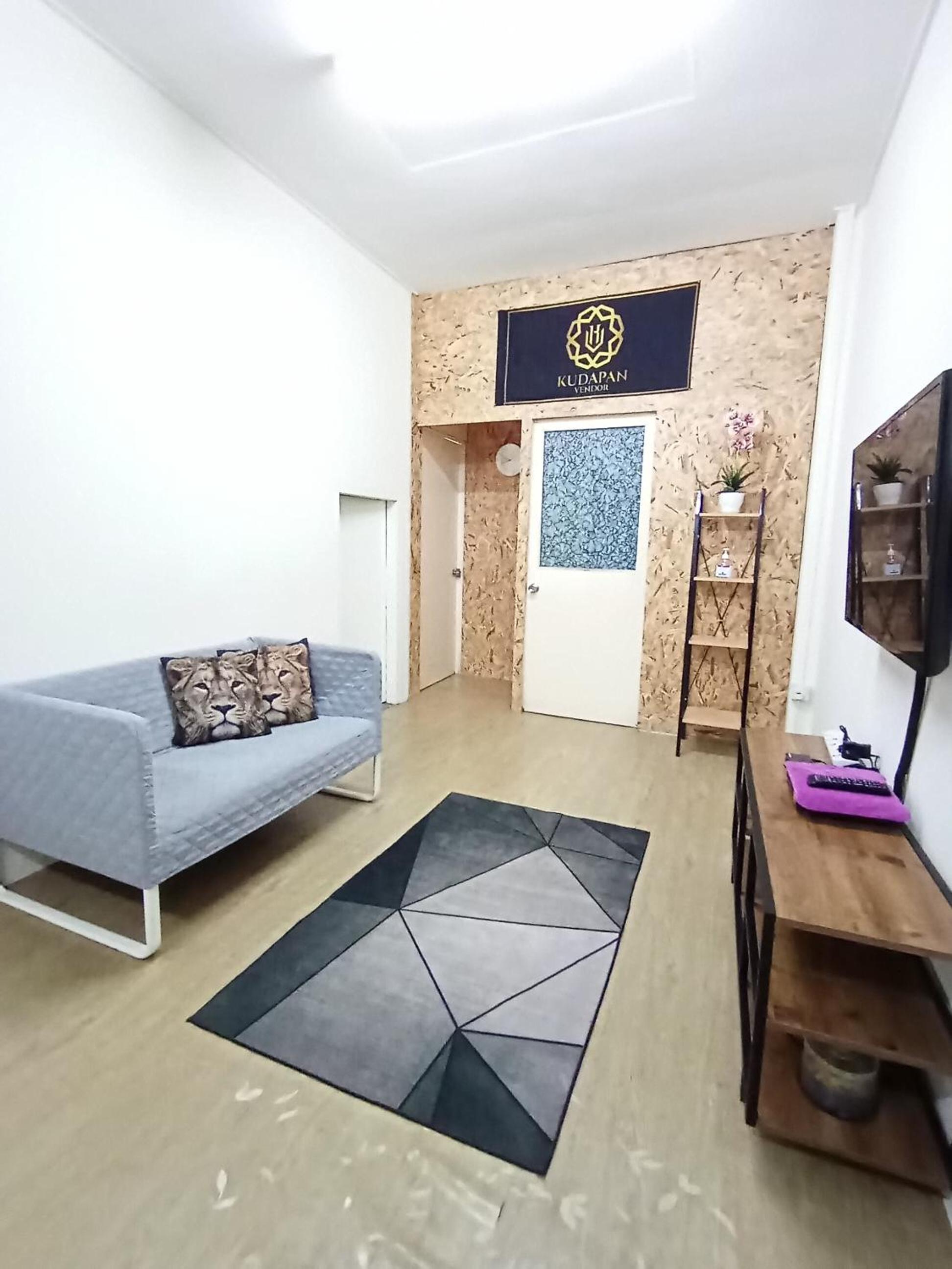 Minimalist Shop Stay @ Royal Town photo 6