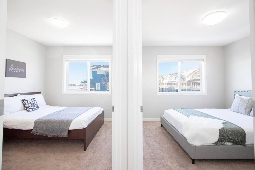 Bright & Modern 4bed 2bath Townhouse with Parking view 3