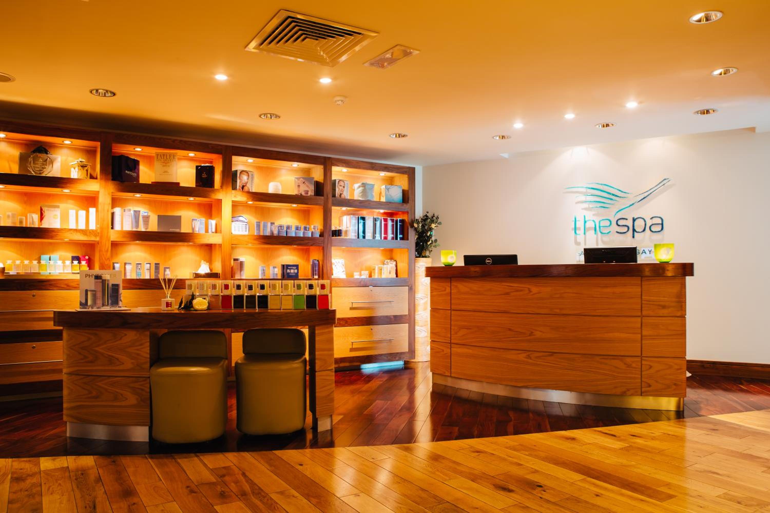 Athlone Vacations - Hodson Bay Hotel - Property Image 2