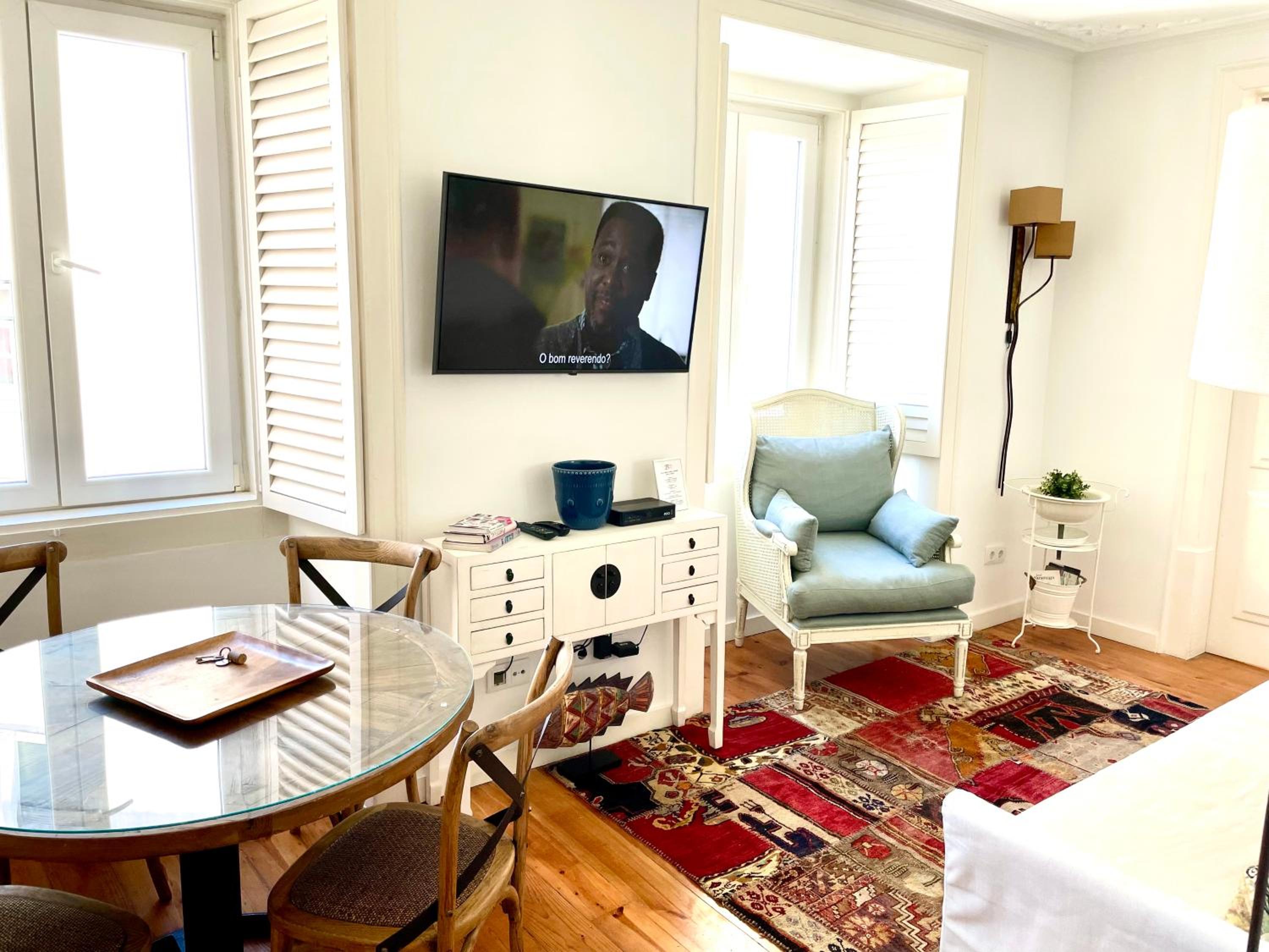 Bright and spacious three bedroom apt in the heart of Lisbon view 3