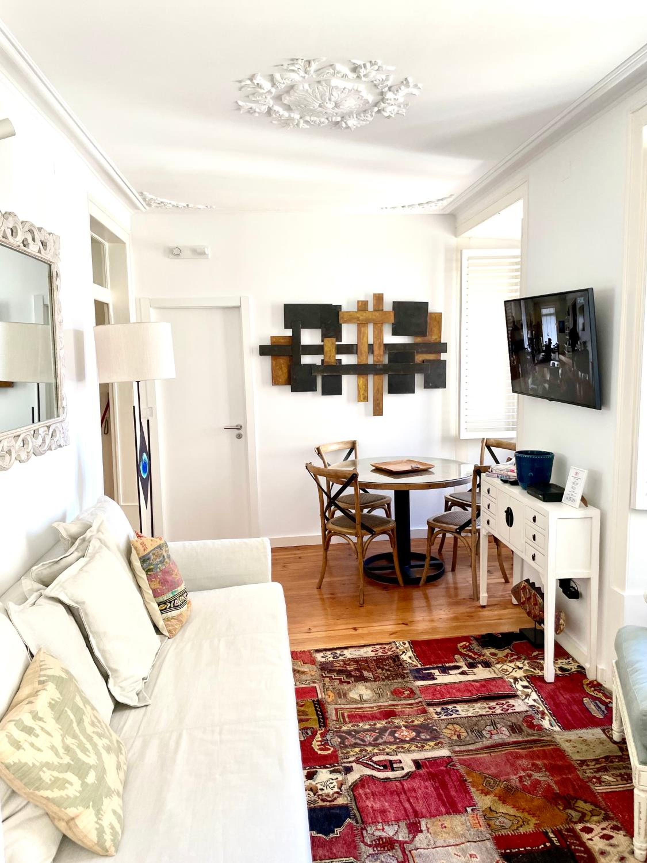 Bright and spacious three bedroom apt in the heart of Lisbon view 5