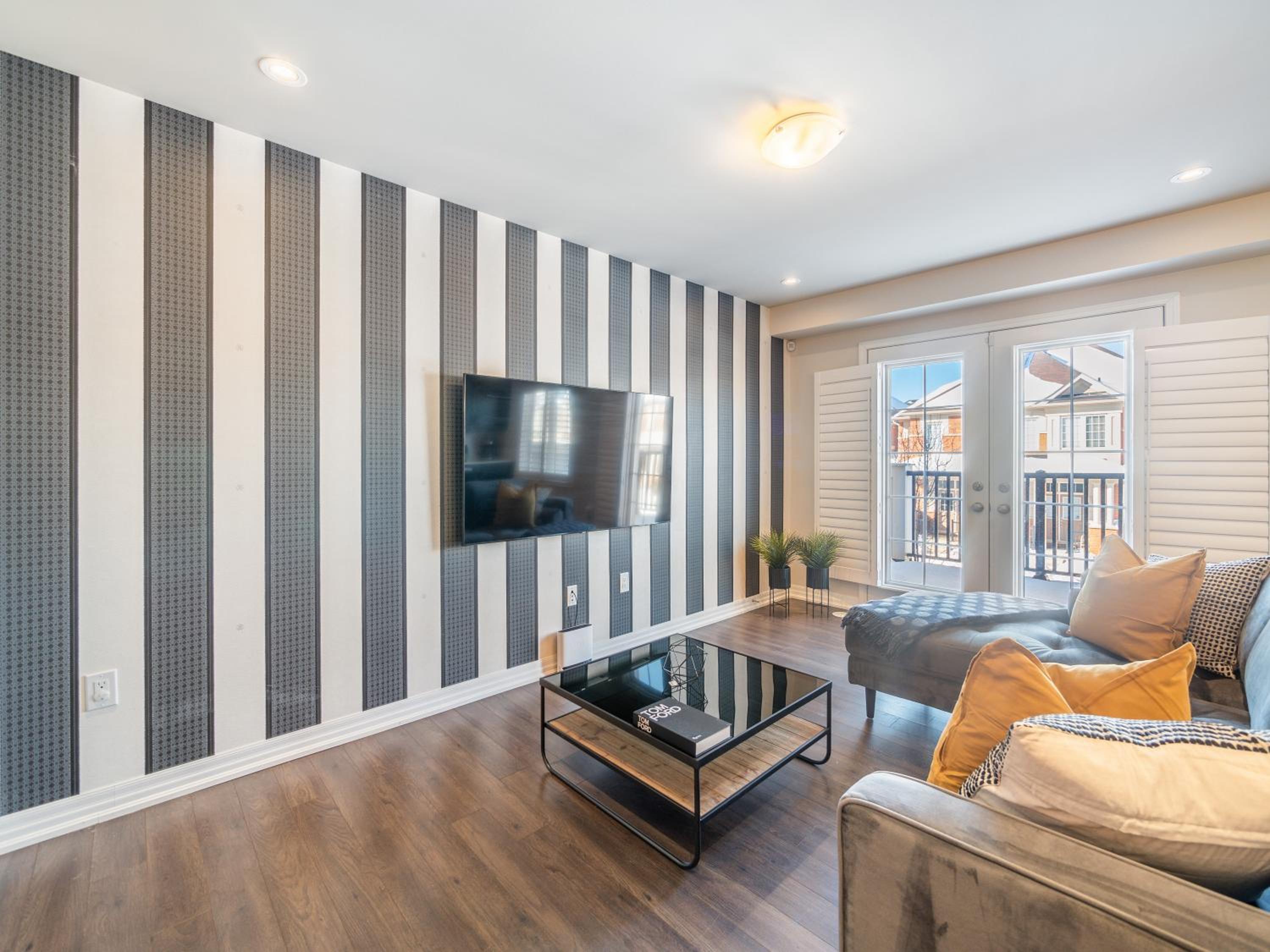 Boutique 3BrStudy Townhouse - Oakville - Property Image 2