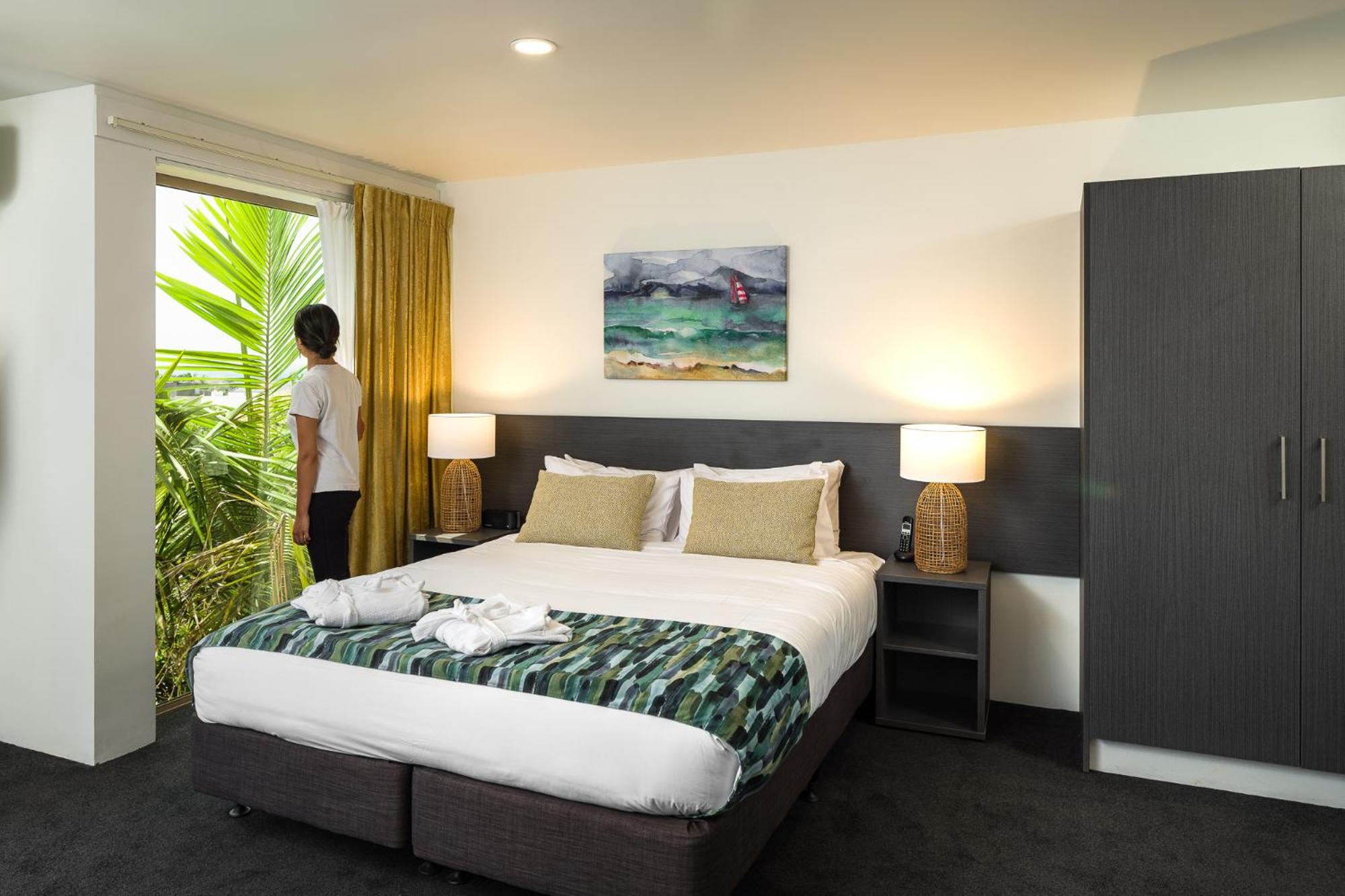 Carnmore Hotel Takapuna view 5