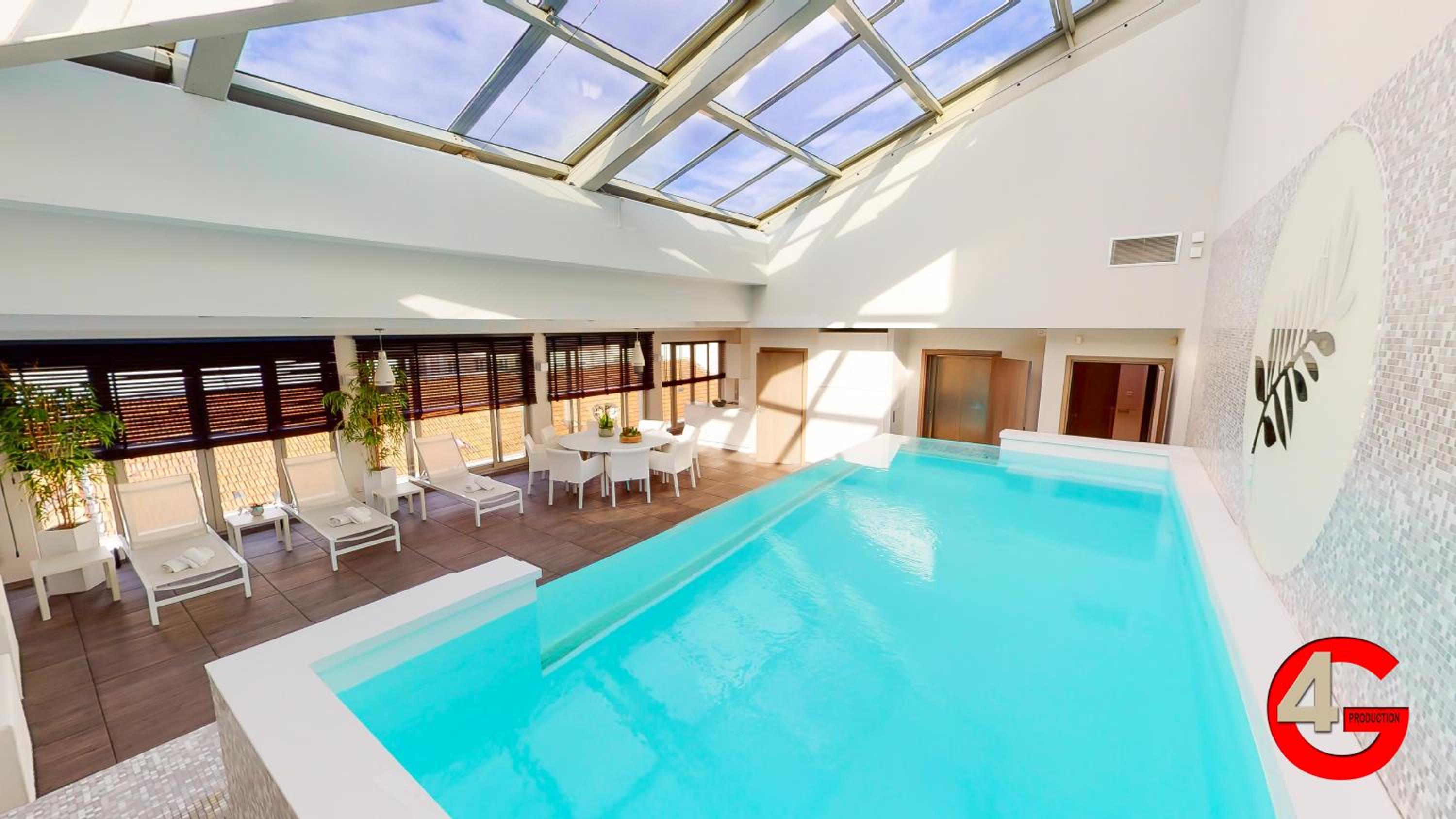 THE POOL HOUSE Cannes view 3