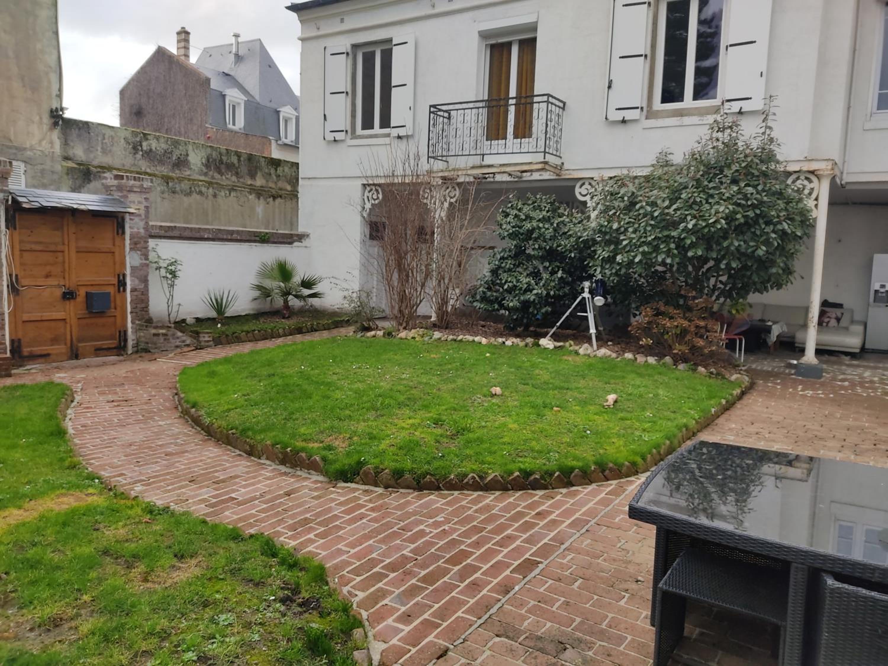 appartement individuelle refais a neuf,ds maison de maître,6 couchages dont un lit kingsize,cuisine avec lave vaisselle,rue privative pour se garer, access