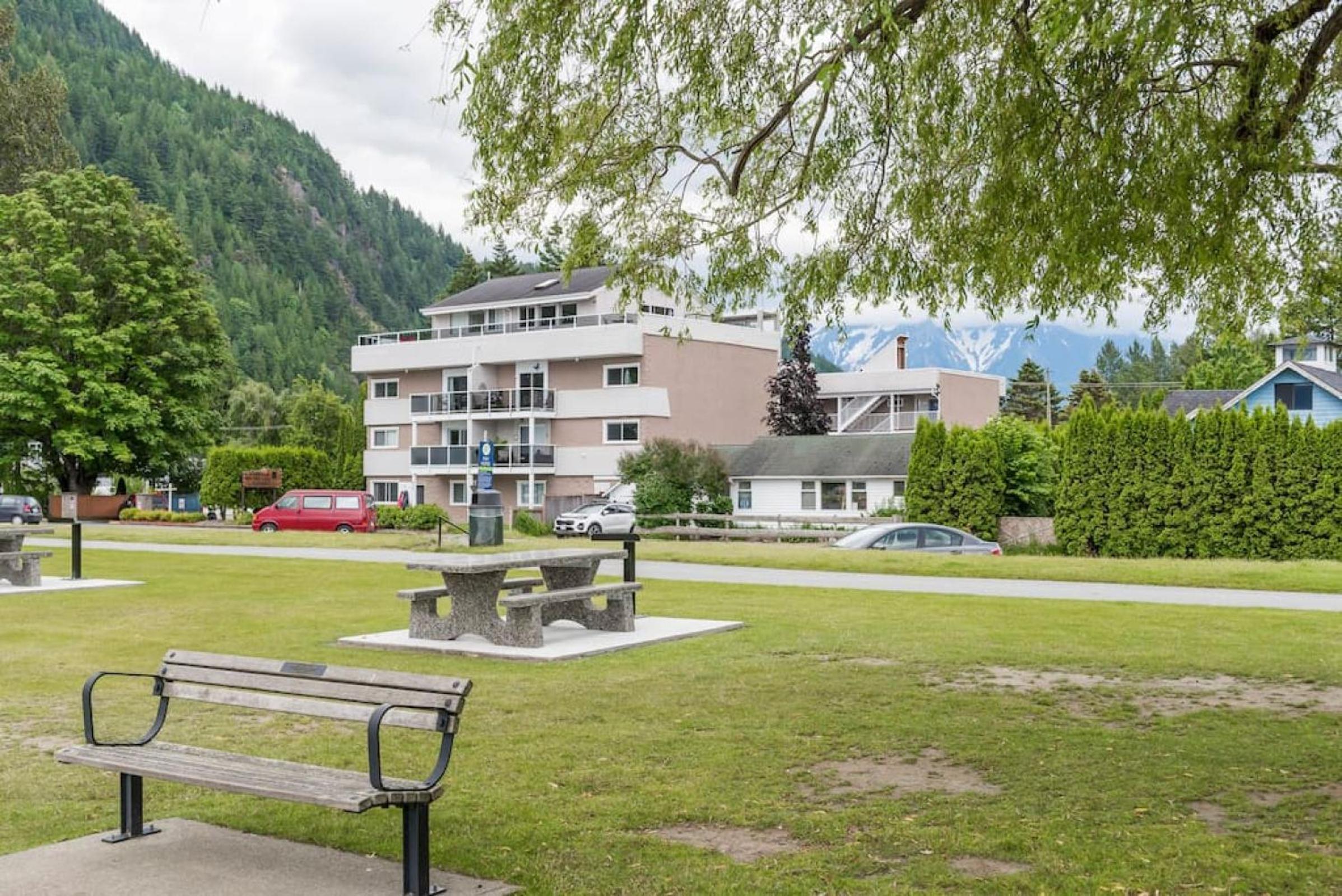 Harrison On The Lake, Walkable to Beach and Village