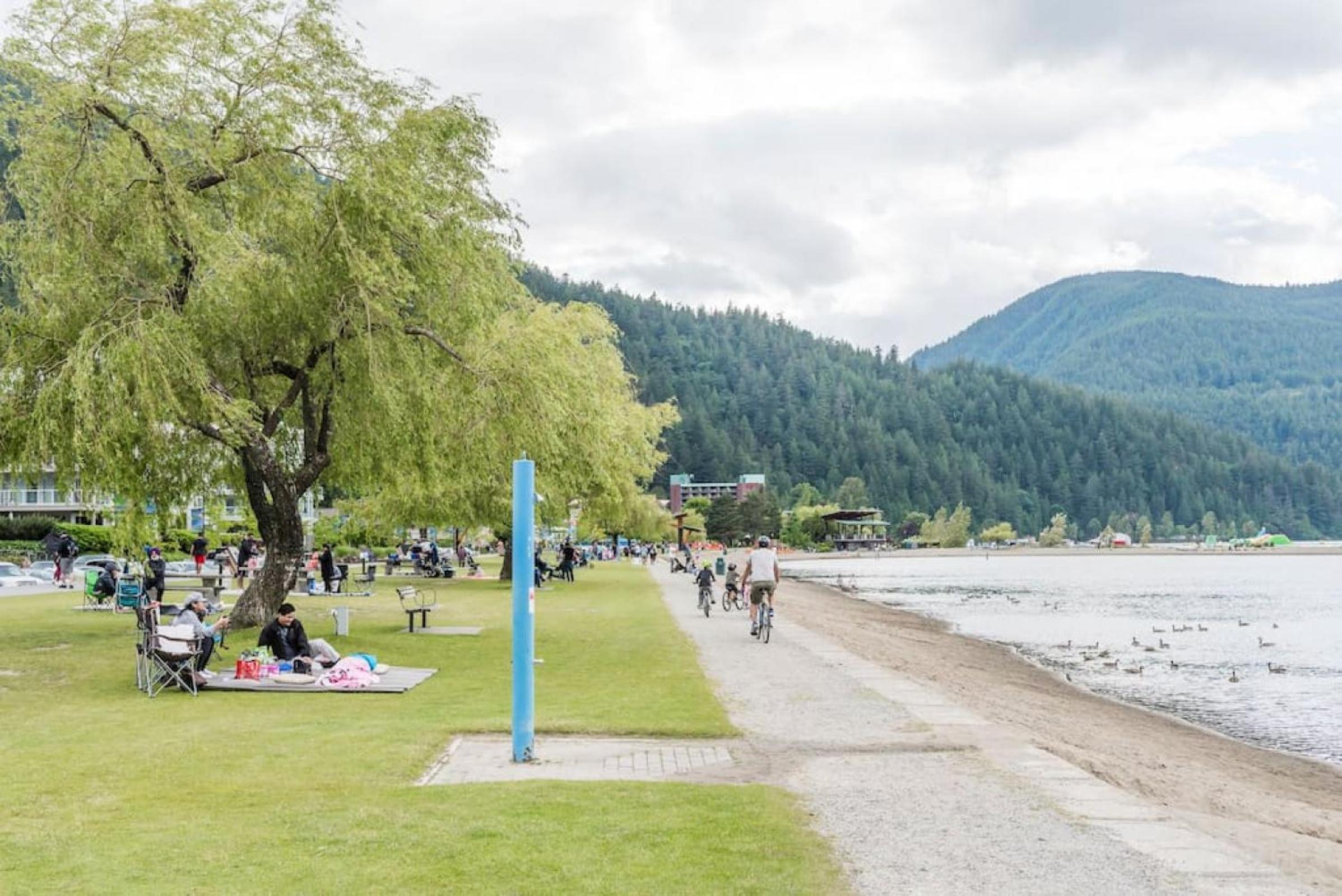 Harrison On The Lake, Walkable to Beach and Village