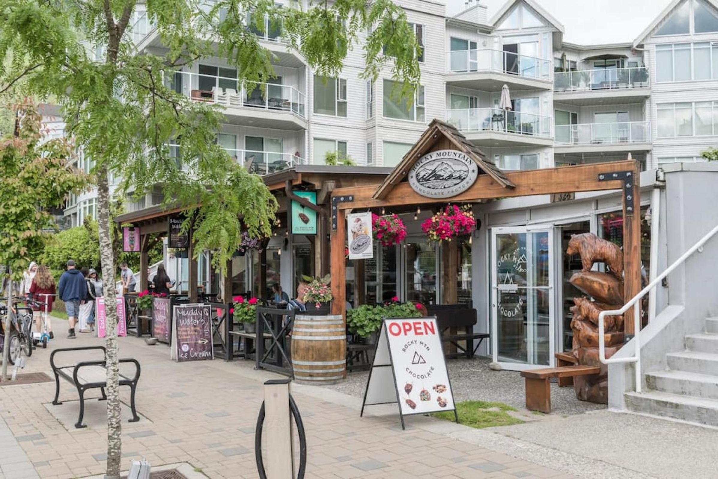 Harrison On The Lake, Walkable to Beach and Village