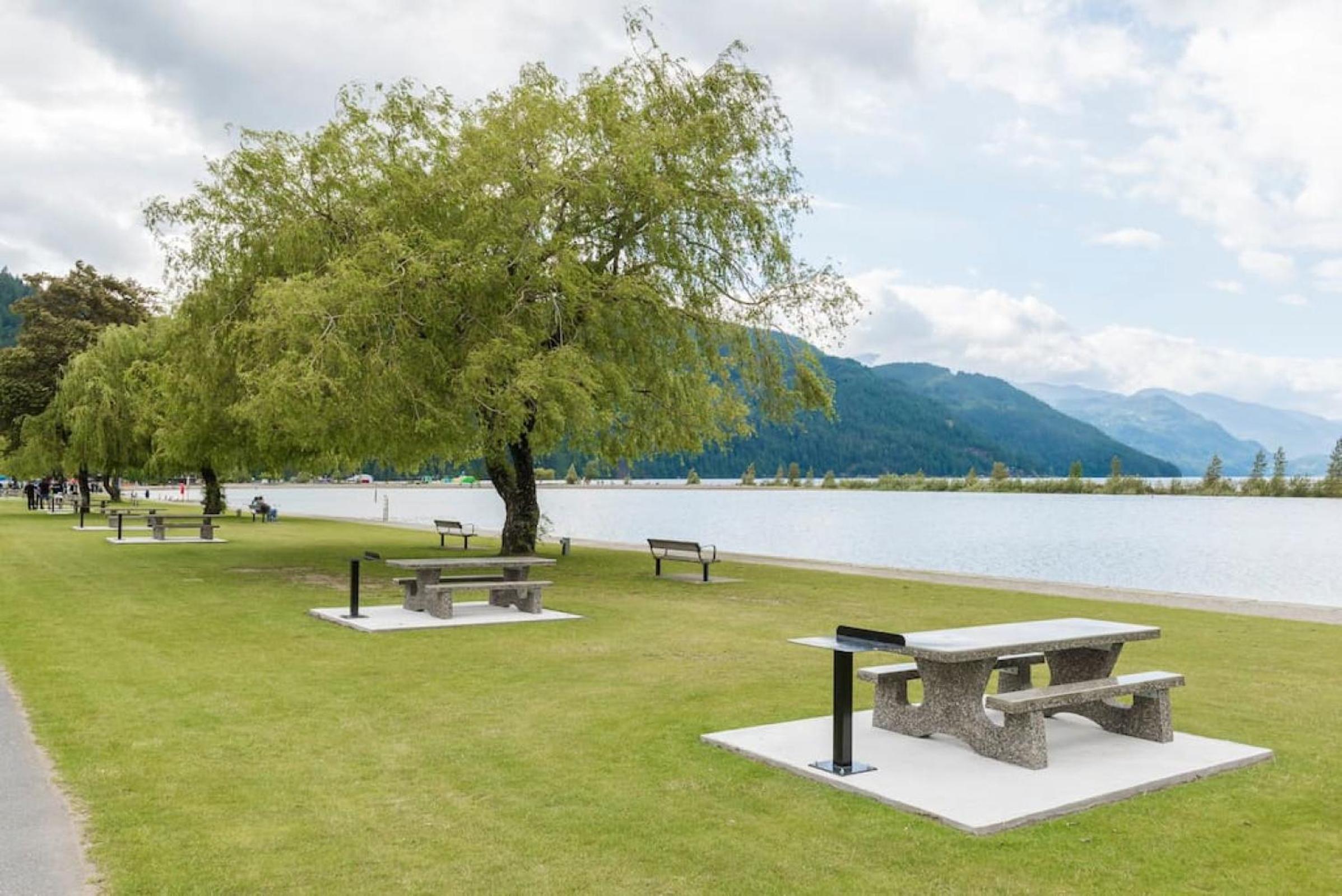 Harrison On The Lake, Walkable to Beach and Village