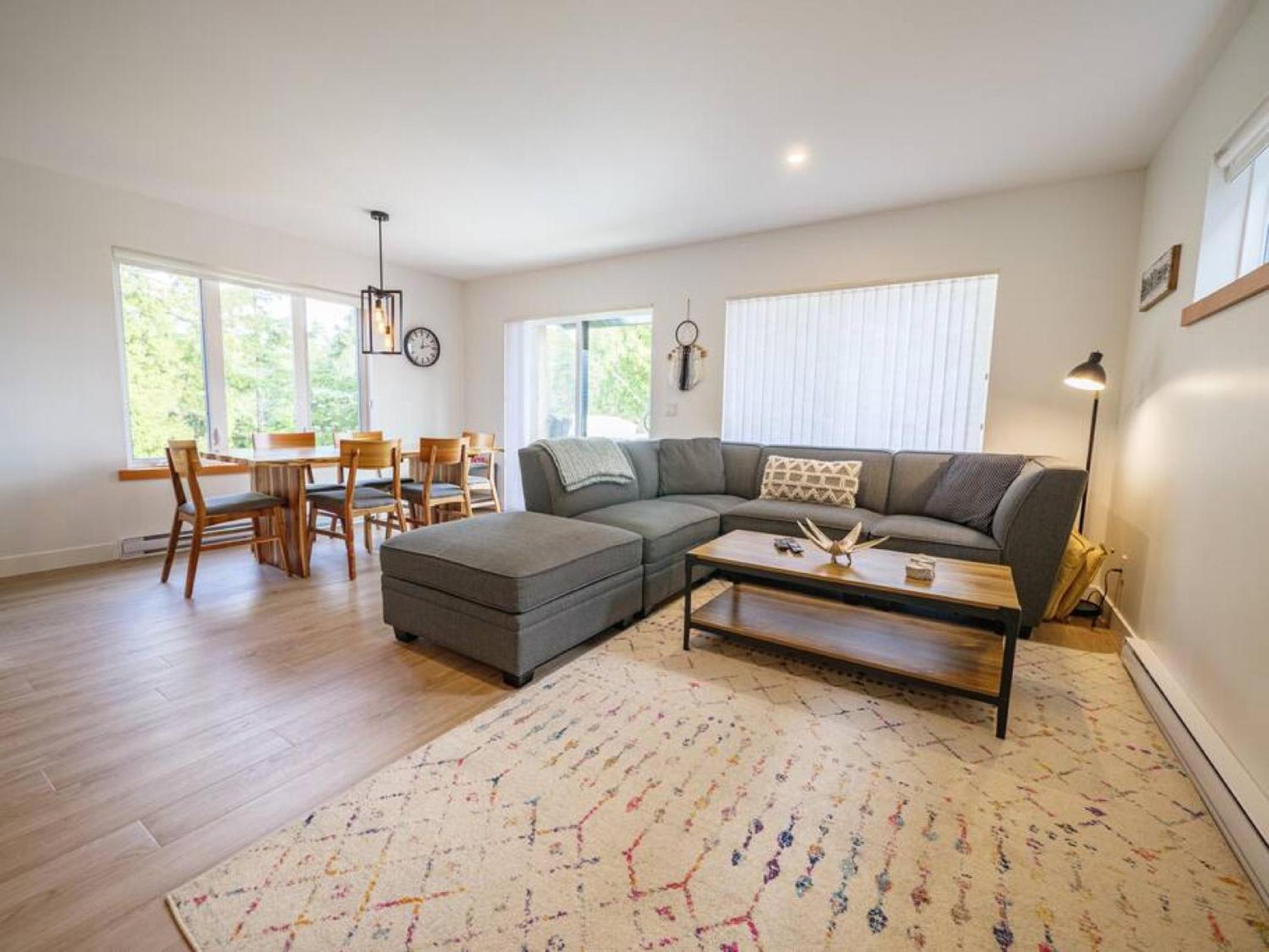 Storm Bay, Family Home with Hot Tub and Inlet View