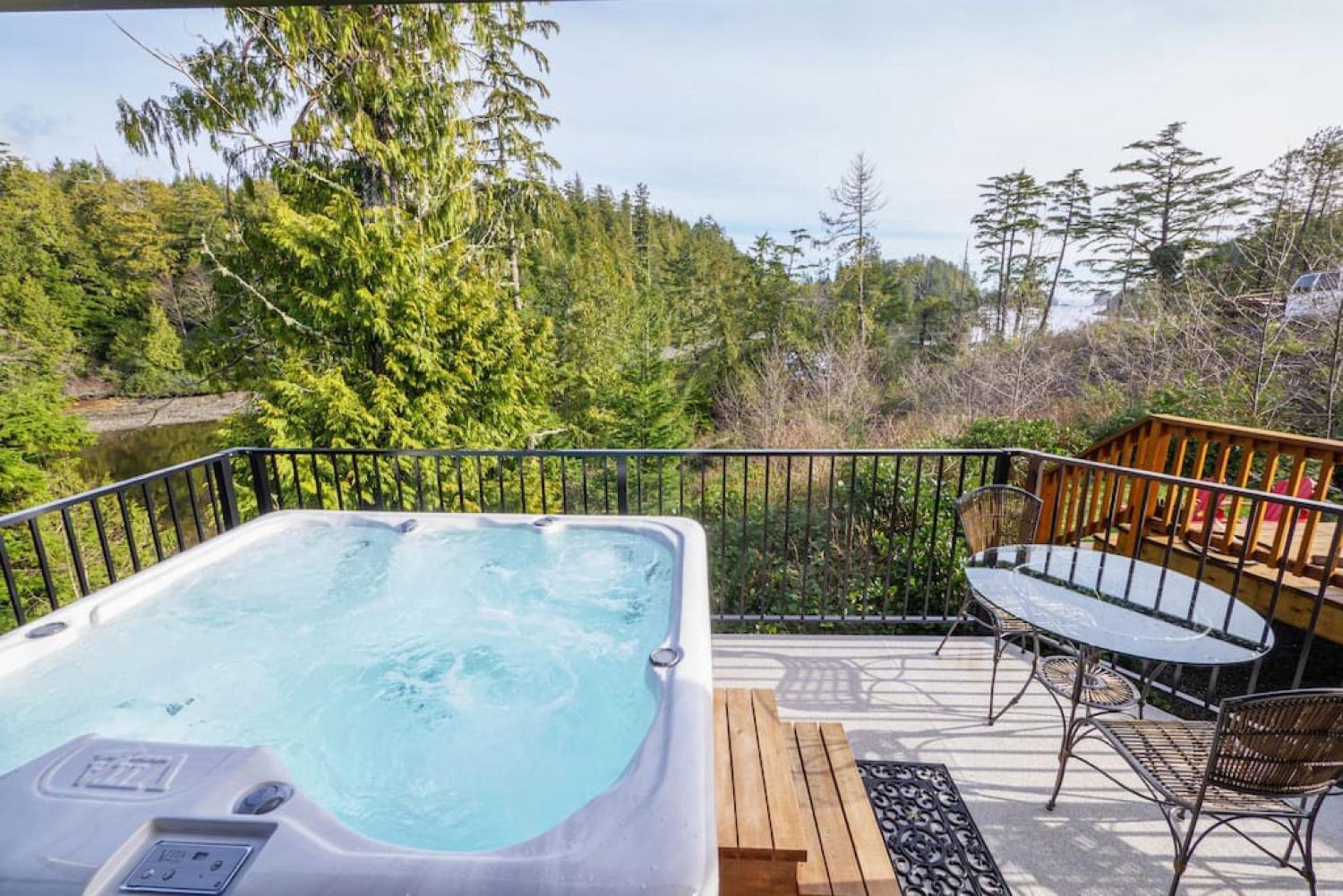 Storm Bay, Family Home with Hot Tub and Inlet View