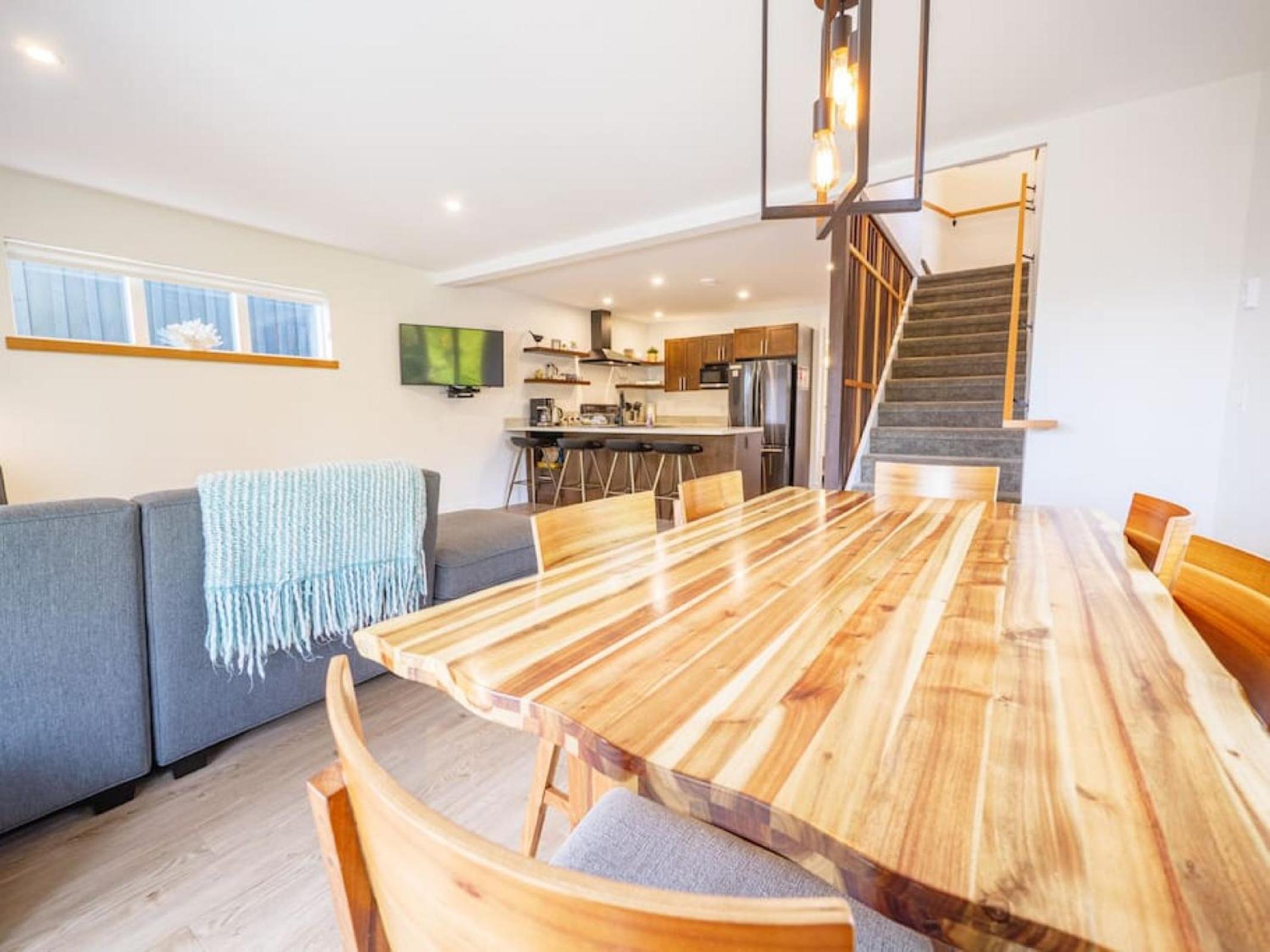 Storm Bay, Family Home with Hot Tub and Inlet View