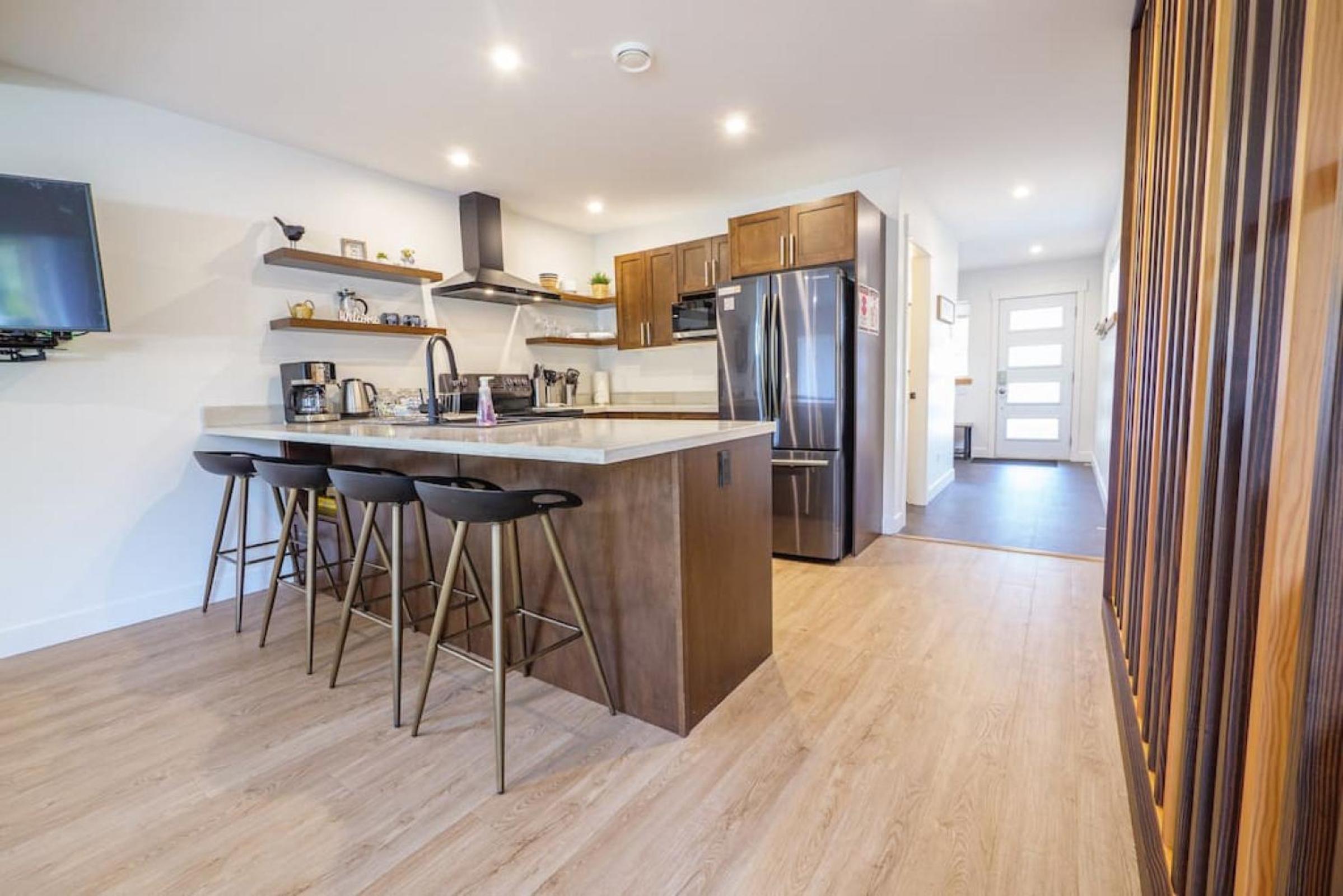 Storm Bay, Family Home with Hot Tub and Inlet View