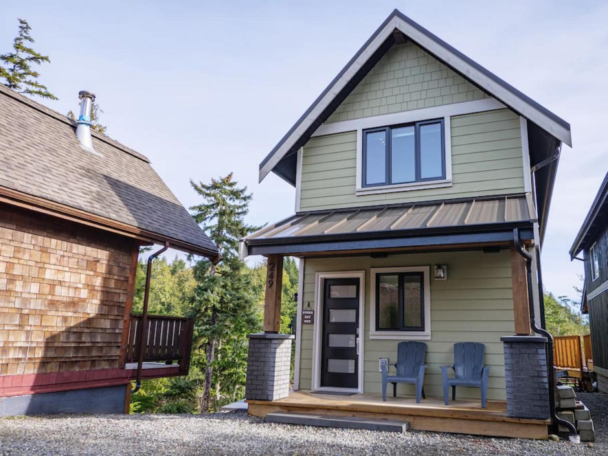 Storm Bay, Family Home with Hot Tub and Inlet View