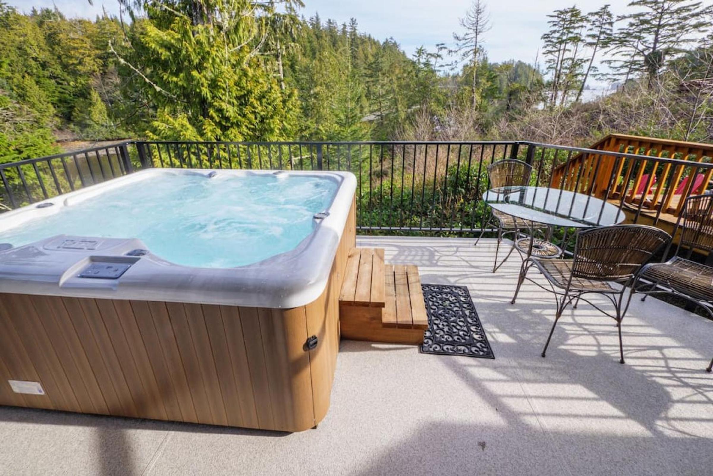 Storm Bay, Family Home with Hot Tub and Inlet View