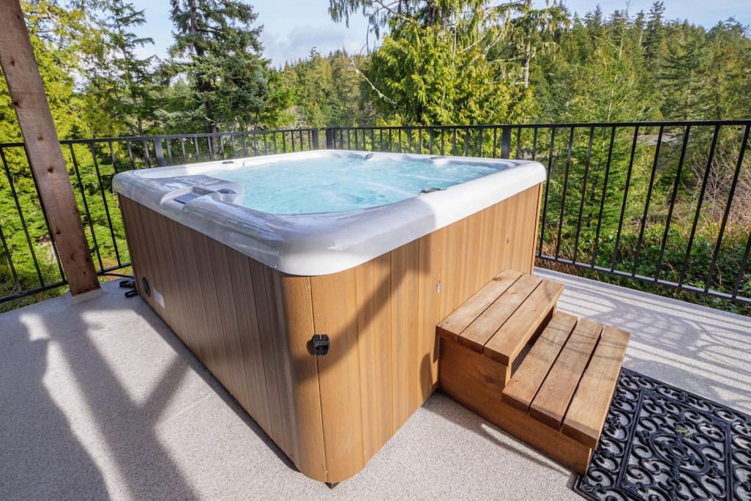 Storm Bay, Family Home with Hot Tub and Inlet View