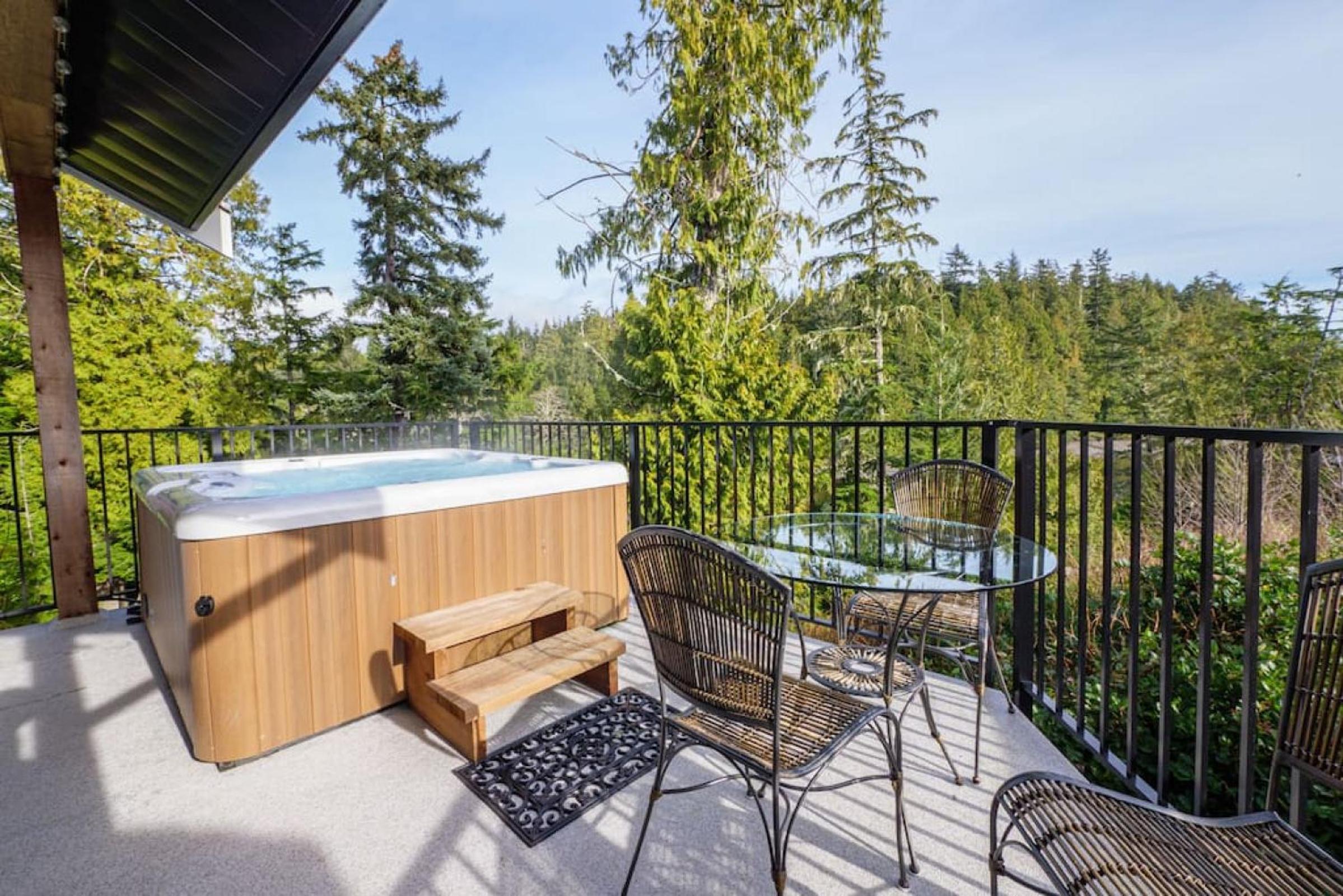Storm Bay, Family Home with Hot Tub and Inlet View