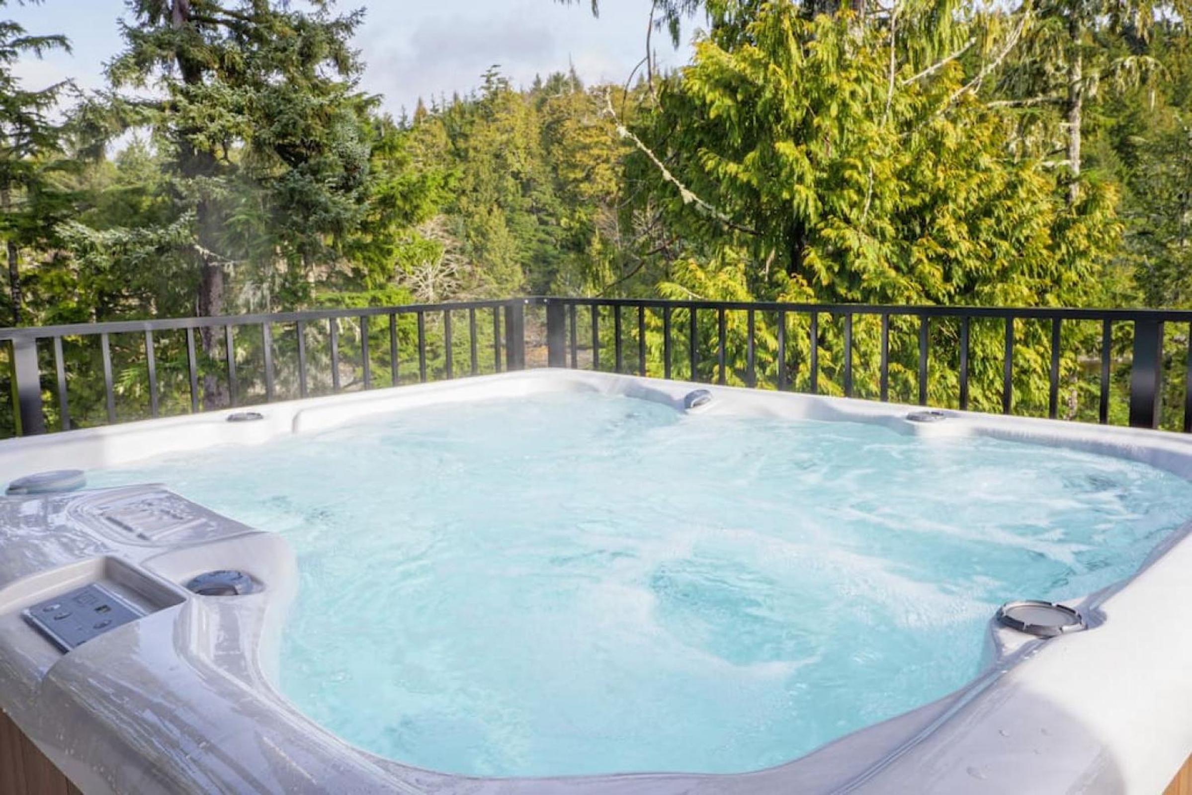 Storm Bay, Family Home with Hot Tub and Inlet View