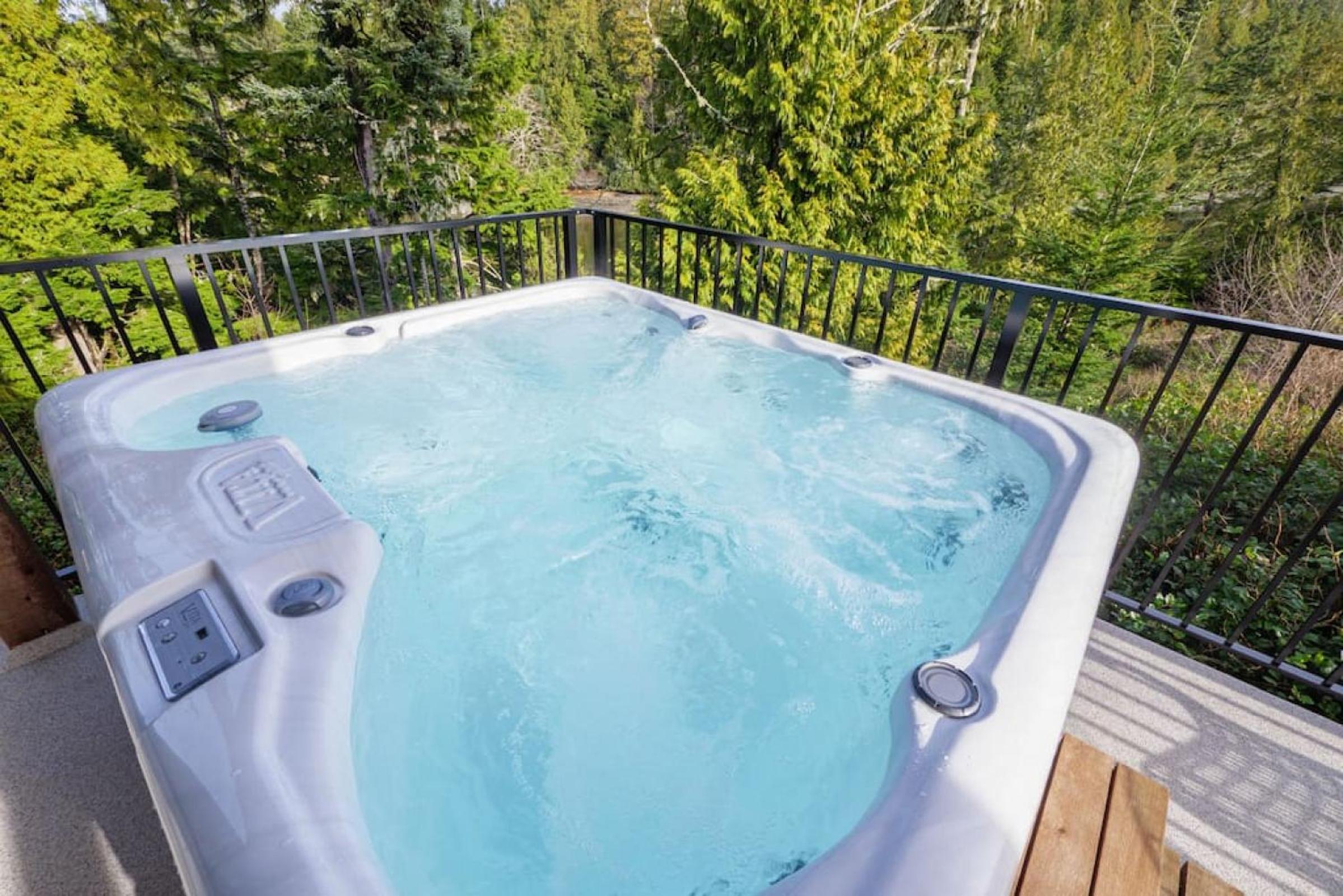 Storm Bay, Family Home with Hot Tub and Inlet View