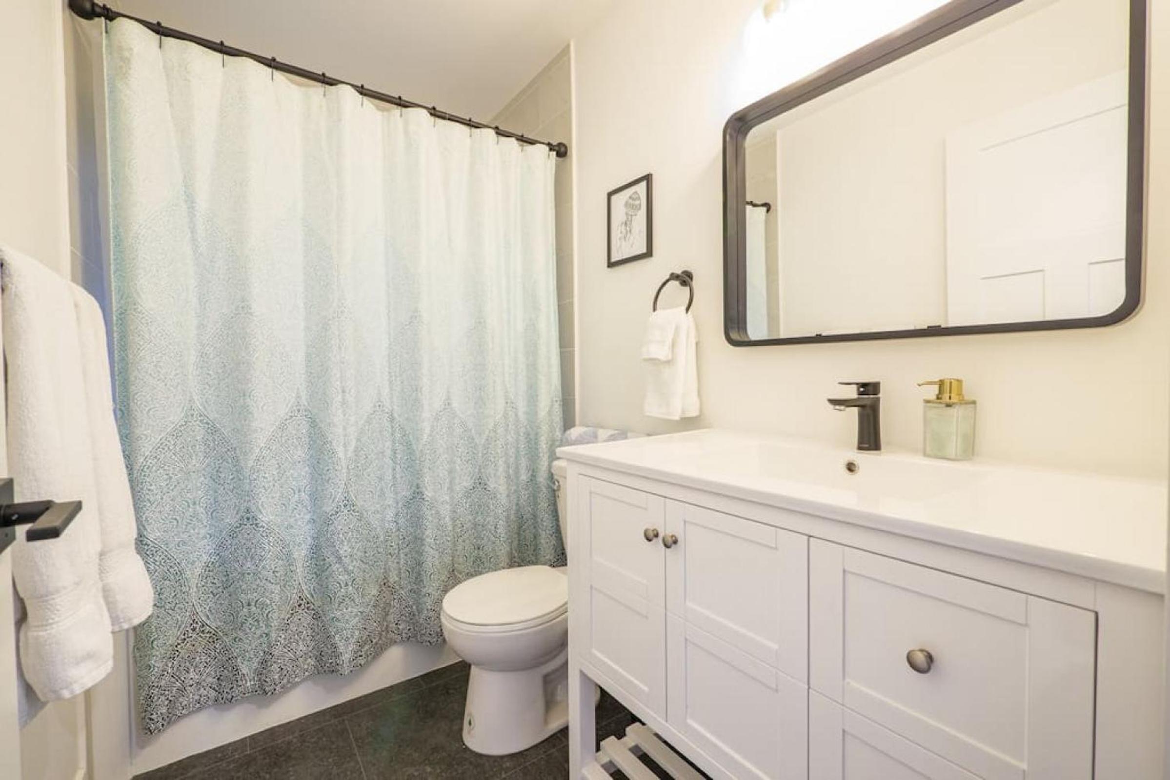 Storm Bay, Family Home with Hot Tub and Inlet View