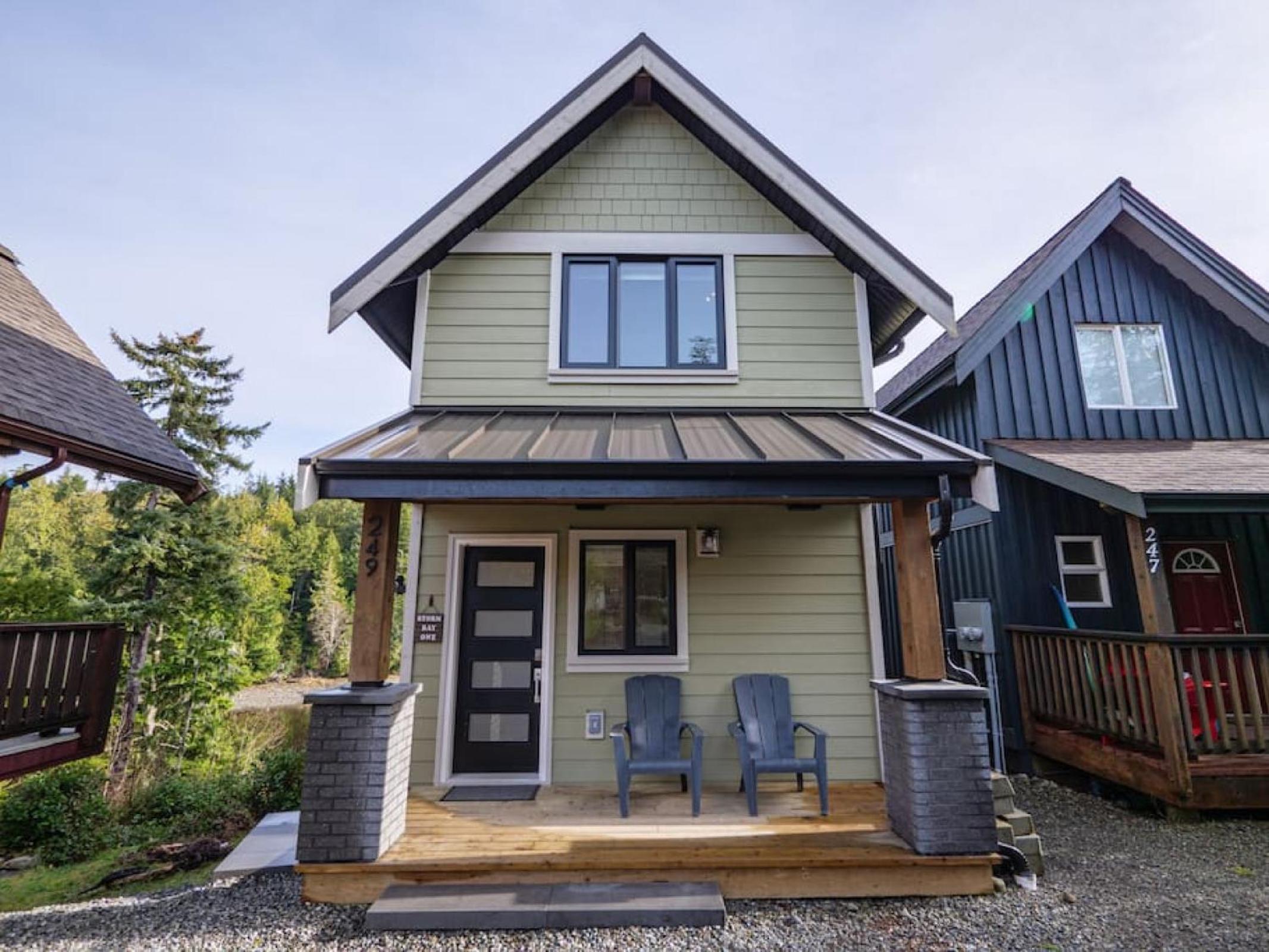 Storm Bay, Family Home with Hot Tub and Inlet View