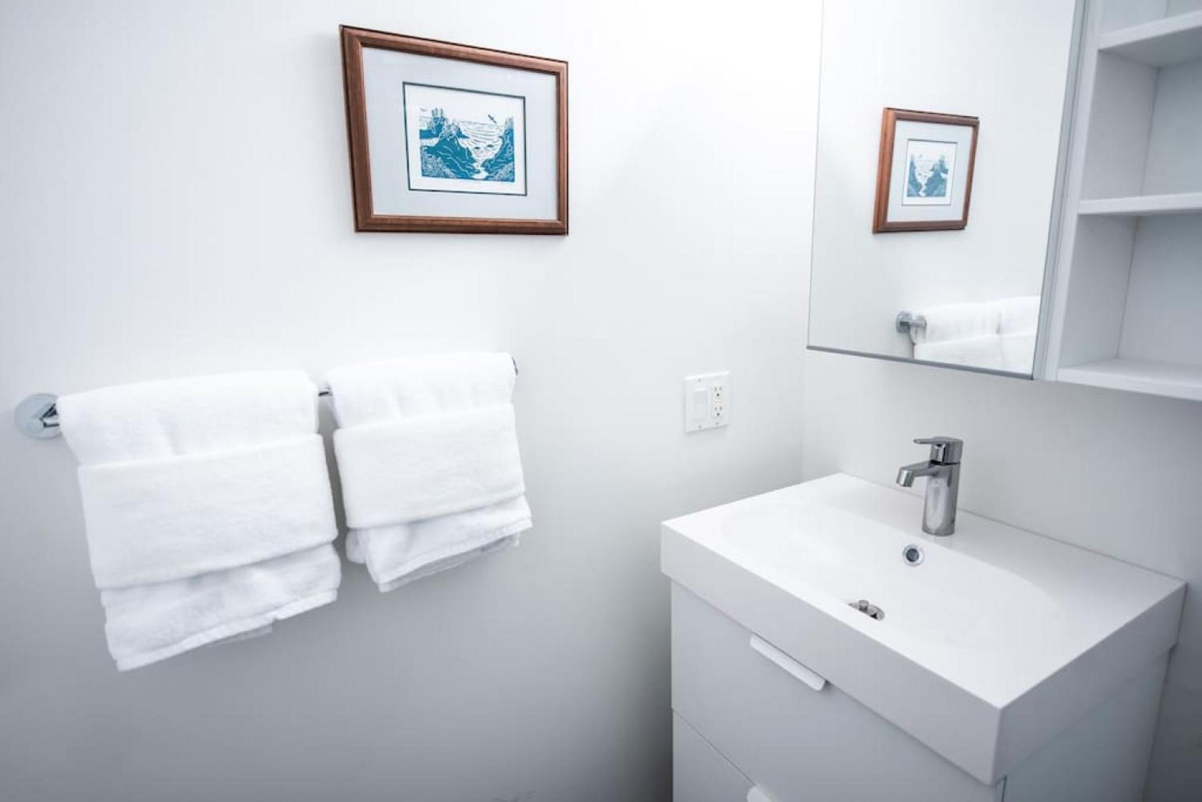 Kingfisher, Newly Renovated Suite on Ocean Inlet