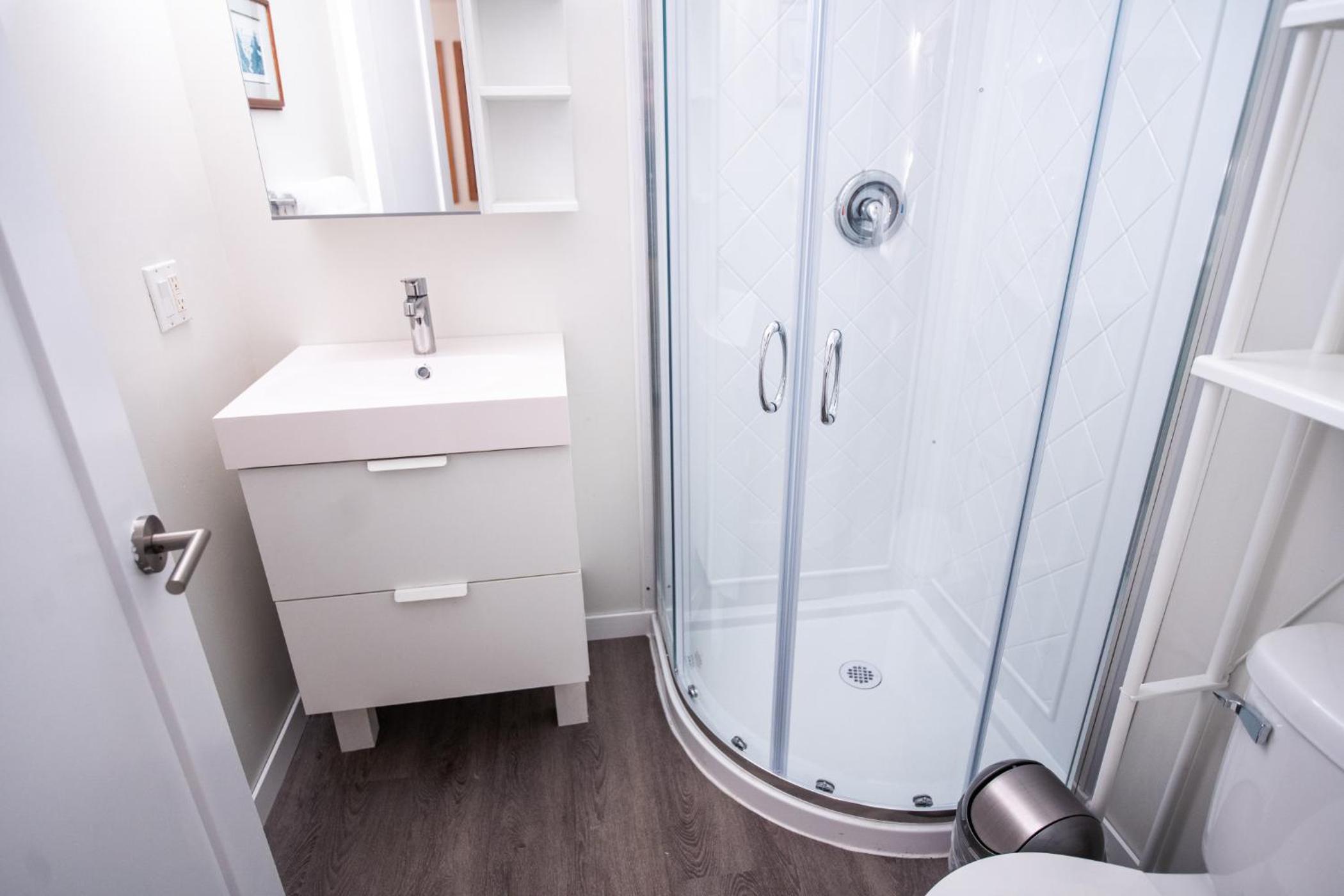 Kingfisher, Newly Renovated Suite on Ocean Inlet