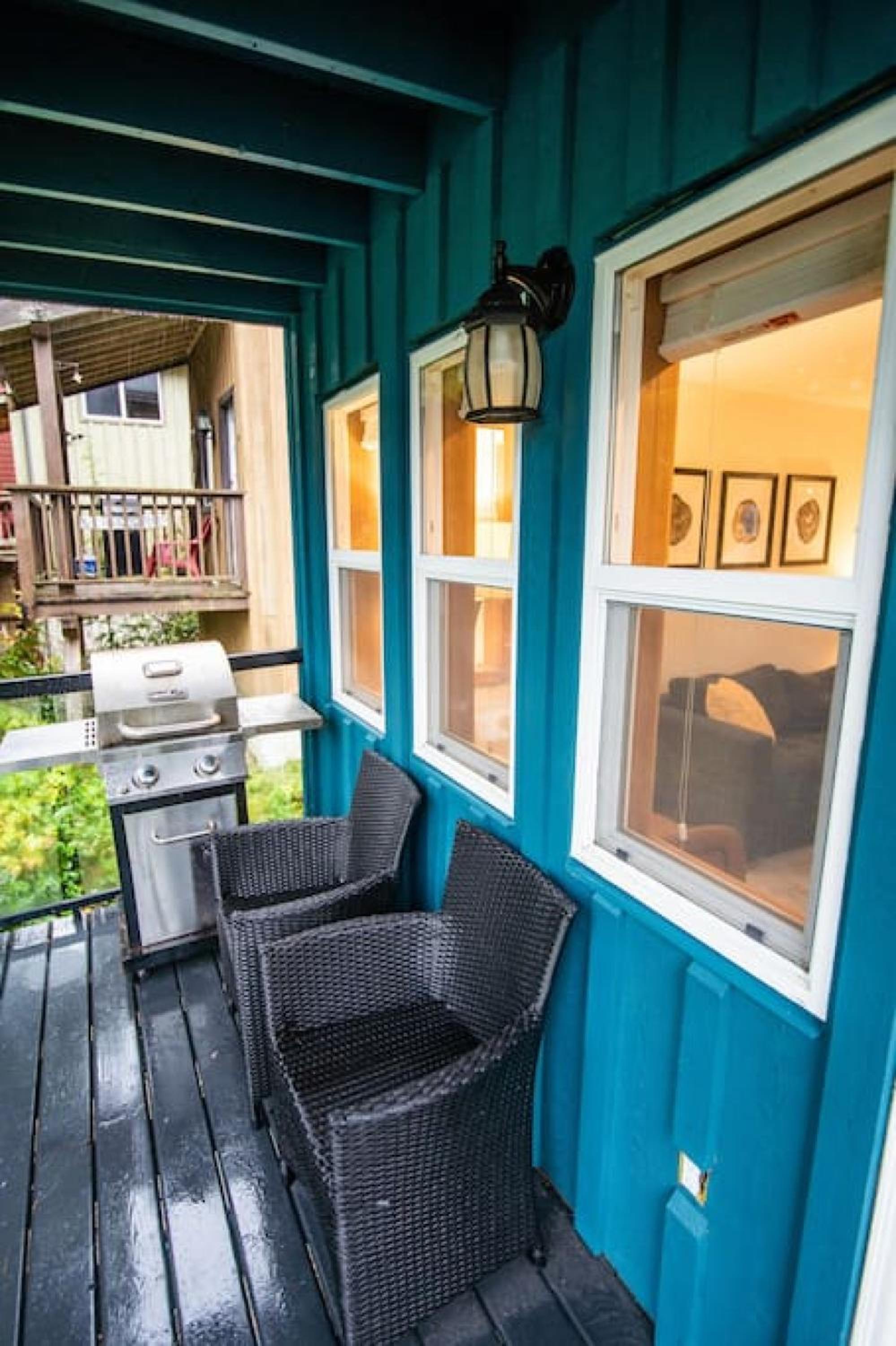 Kingfisher, Waterfront Cabin with Inlet with Mountain Views