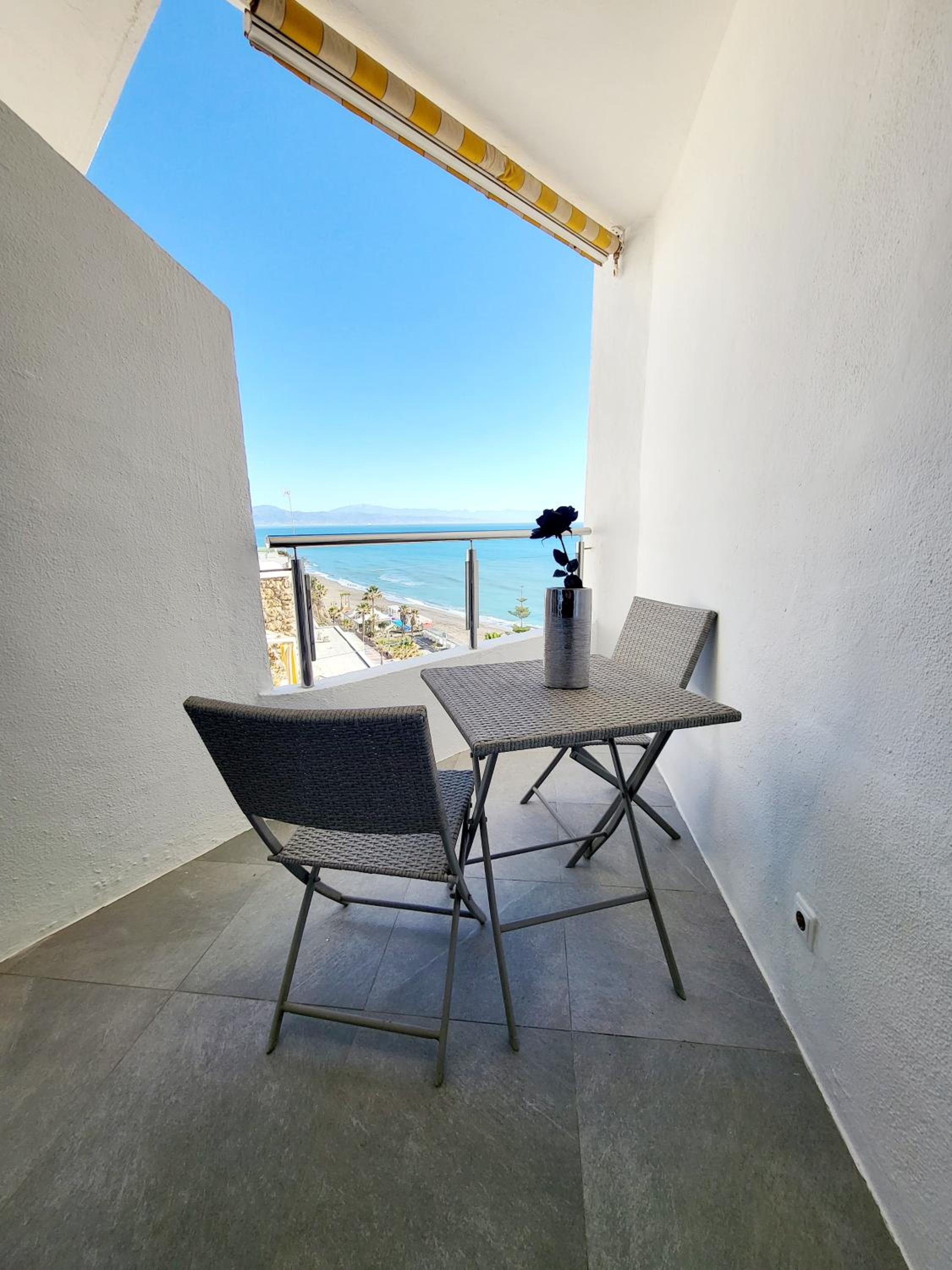 Studio LE LUXE au soleil face à la mer view 3