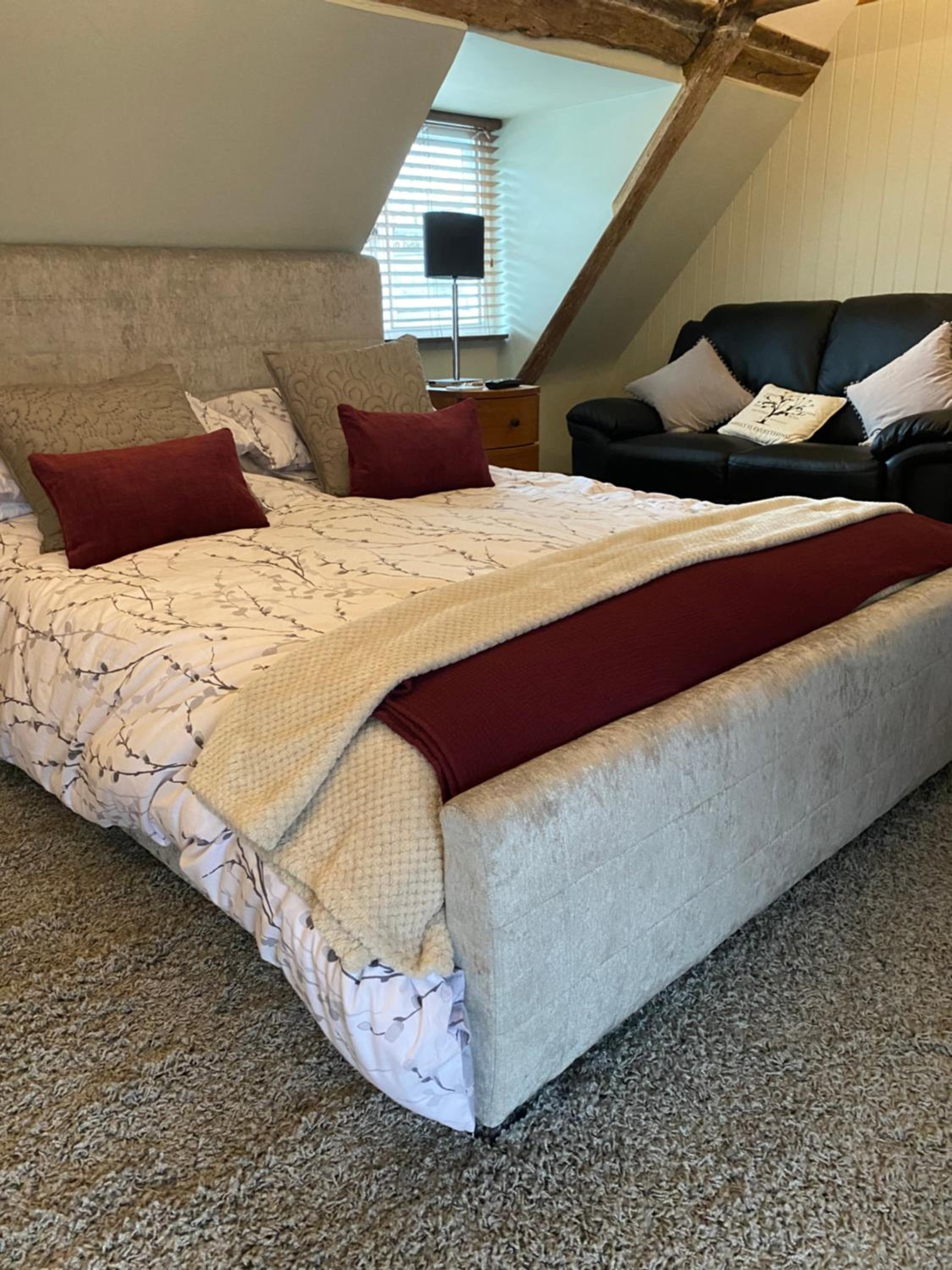 Stunning 2 Bedroom Flat in a Central Location view 3