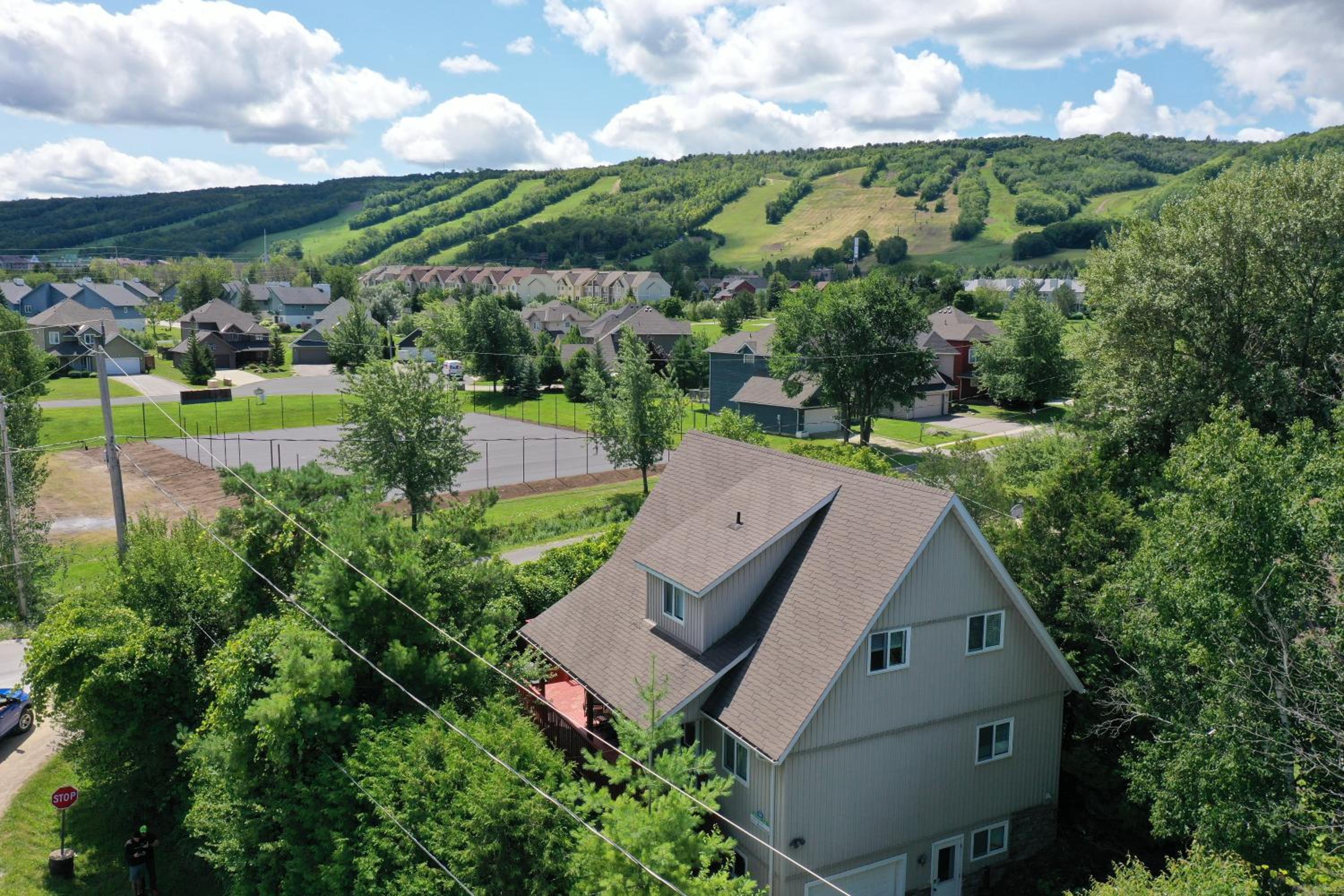 5 Bedrooms, Mountain Views, Steps from Blue Mountain Village, Hot Tub, BBQ