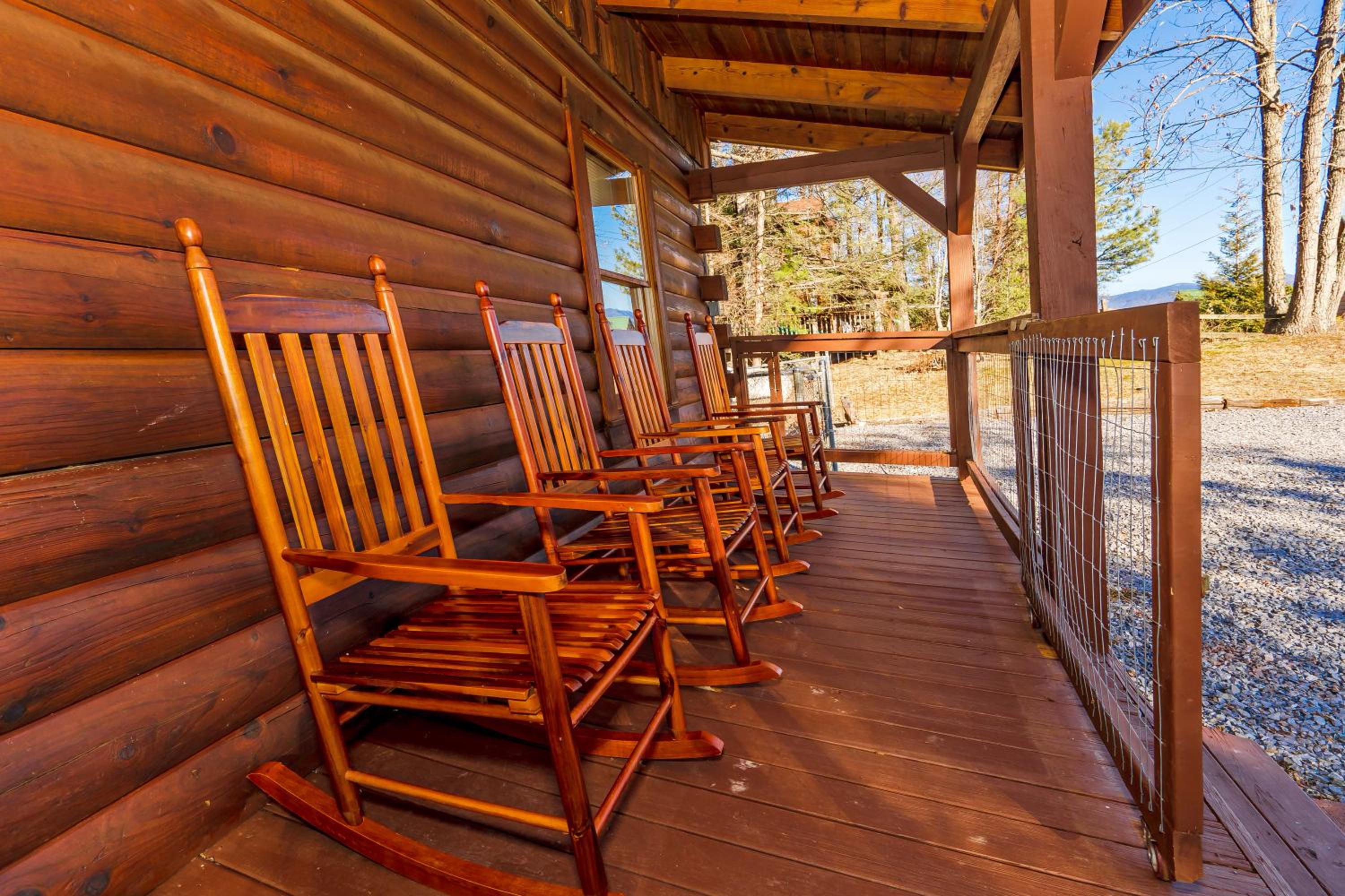 Yogis Lair, Hot Tub, Foosball, WIFI, 560 FREE tickets each paid day view 5