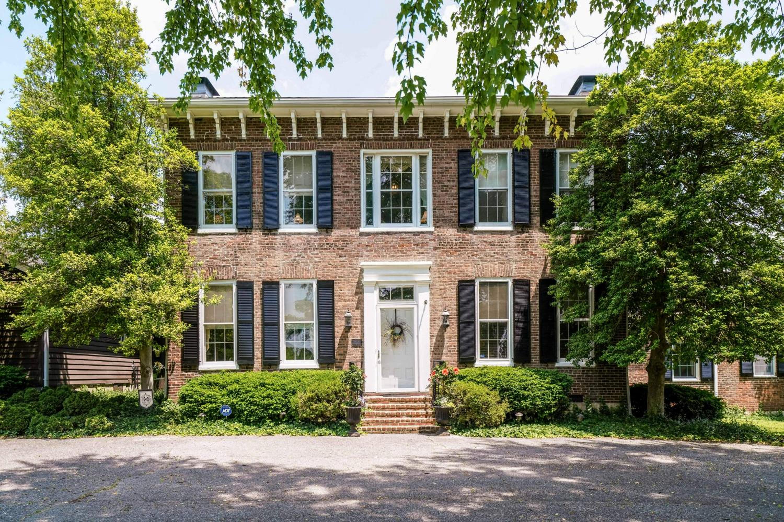 Cheerful Historical Mansion 8-bedroom Vacation Home in Derby City view 3