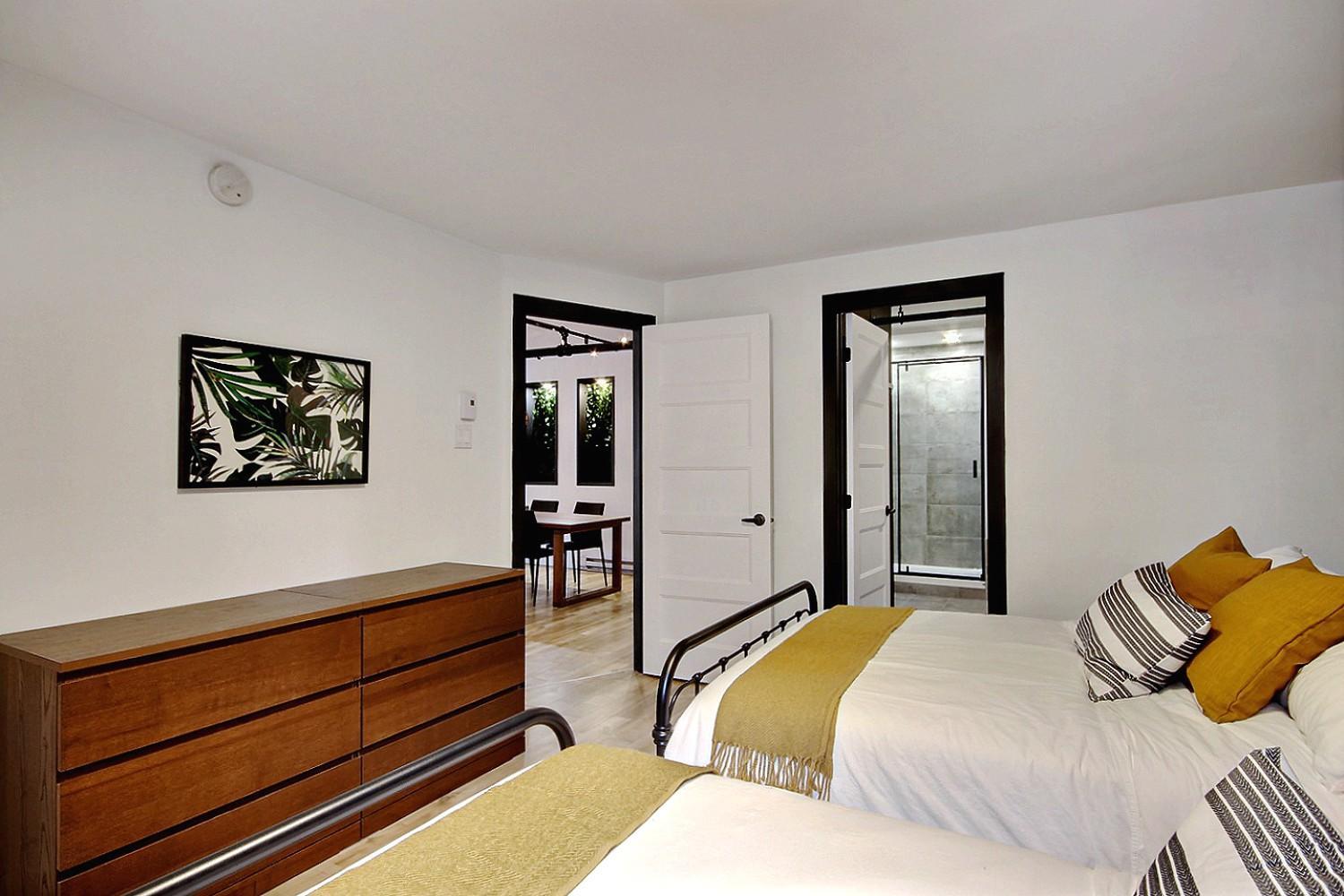 Le Gentleman // Downtown spacious condo view 2