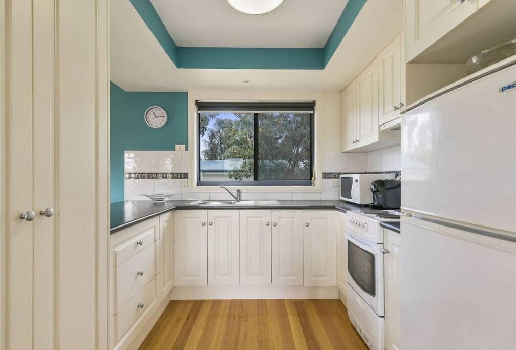 Cowes Vacations - Phillip Island Time - Large home with self-contained apartment sleeps 11 - Property Image 2