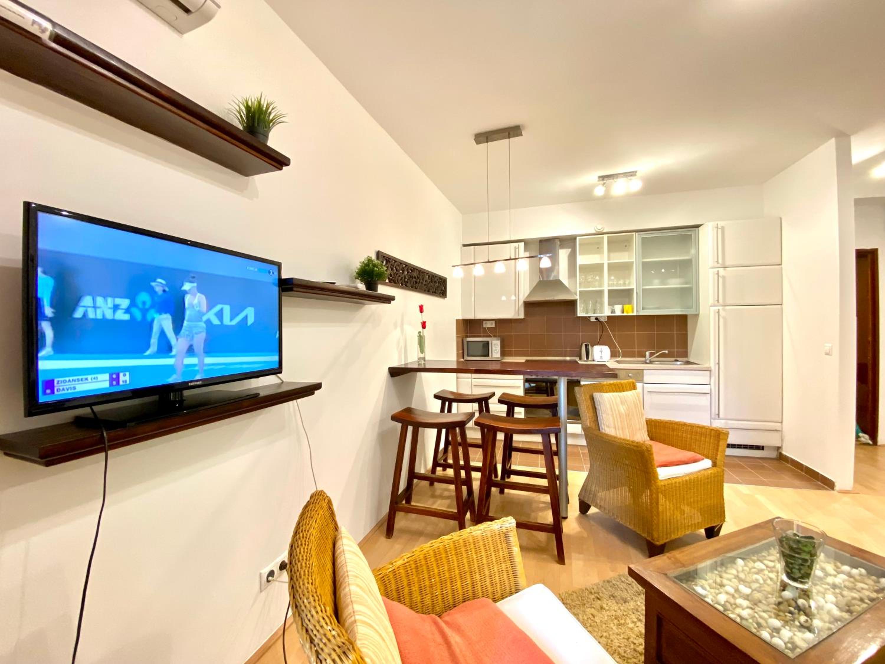 Downtown Vibe-King Apartments view 2