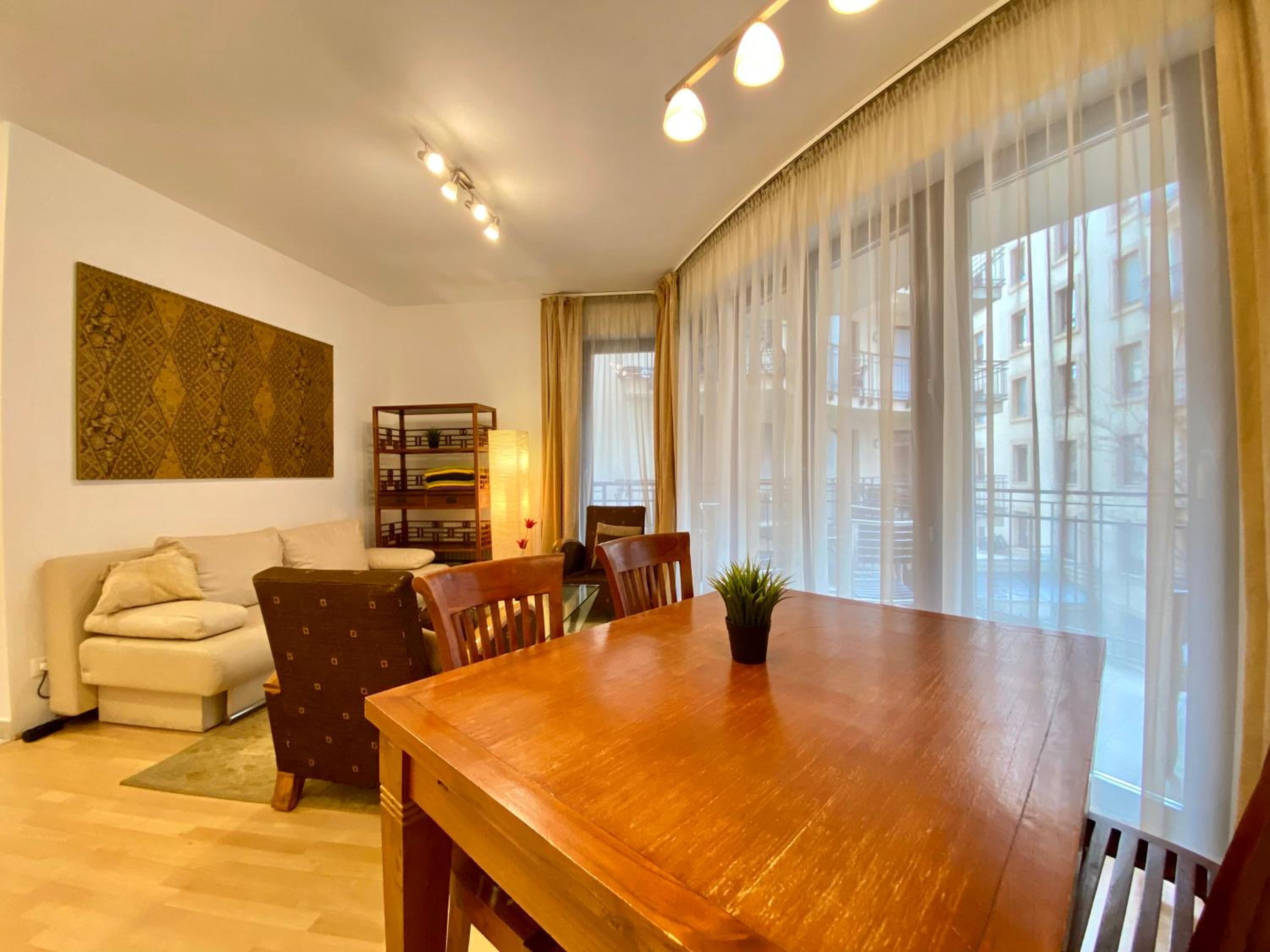 Downtown Vibe Vizz II apts w private balcony view 2