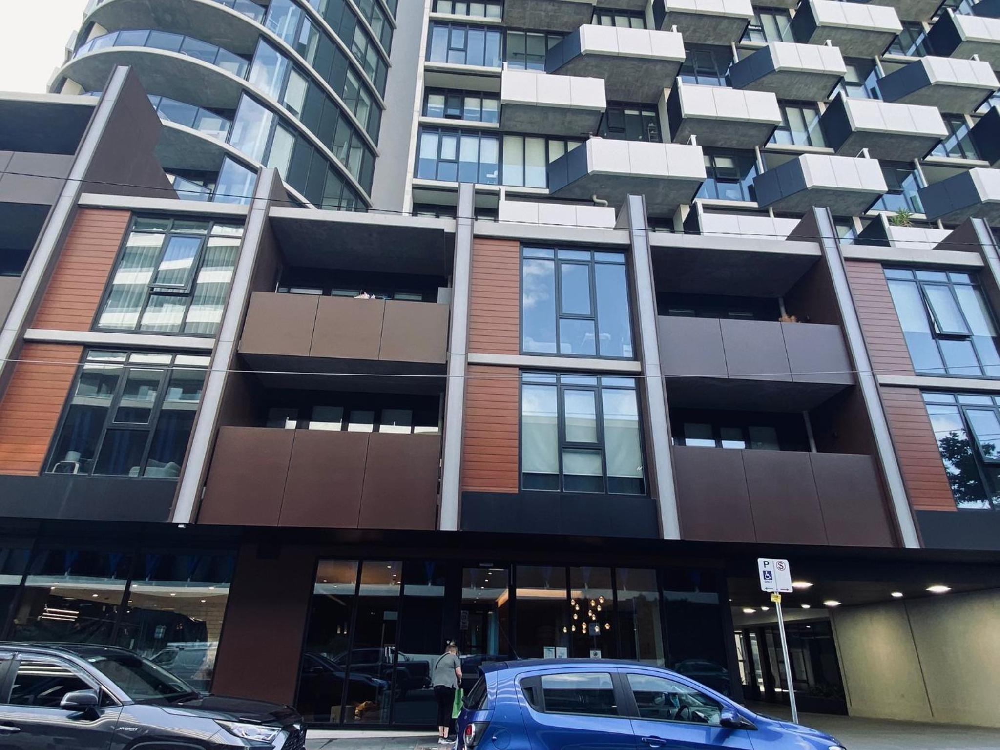 Luxury African themed apartment☆10min to MCG & Swan St☆On-site Parking☆Balcony☆Rooftop deck☆Gym☆ view 2