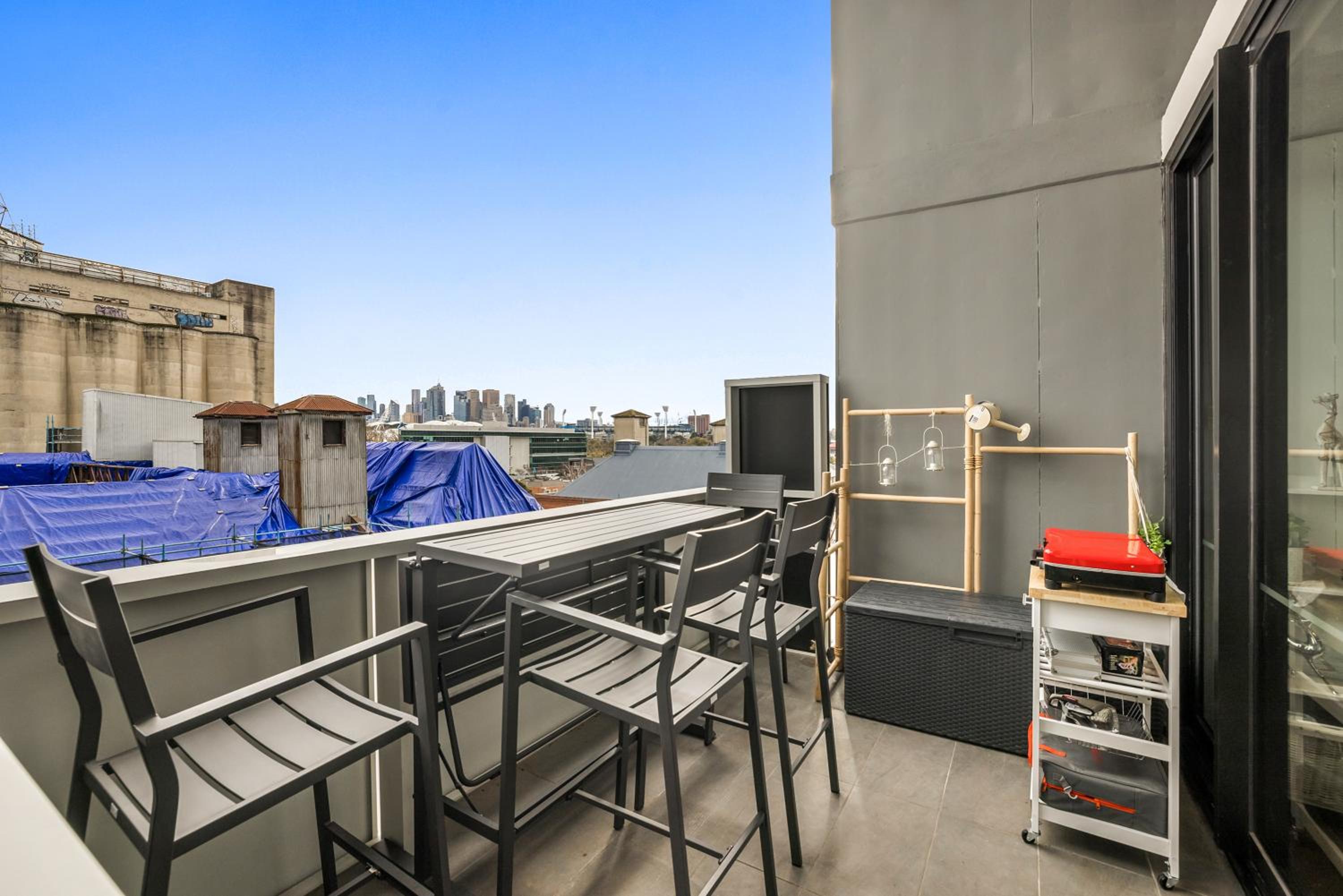 Luxury African themed apartment☆10min to MCG & Swan St☆On-site Parking☆Balcony☆Rooftop deck☆Gym☆ view 3
