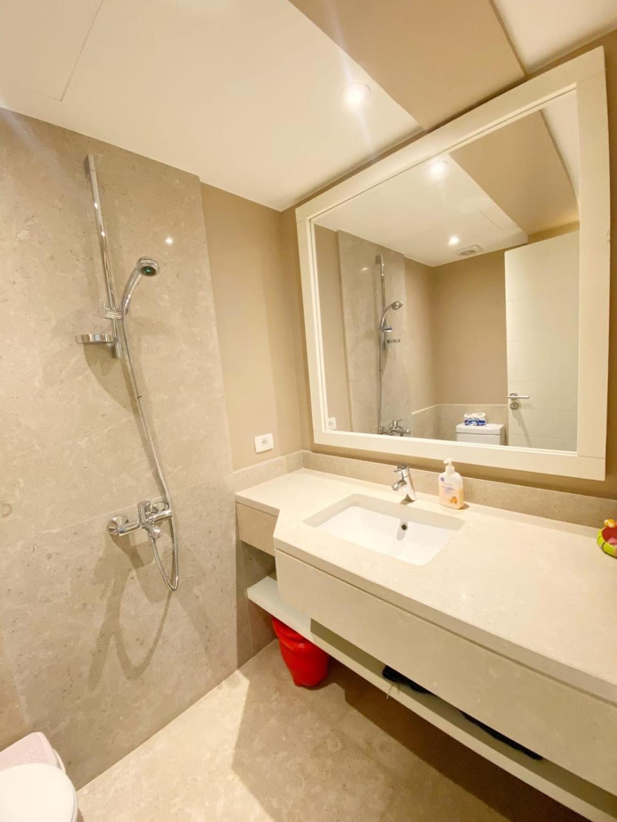 Minimal & Central 1BDR Apt Abu Tig Marina