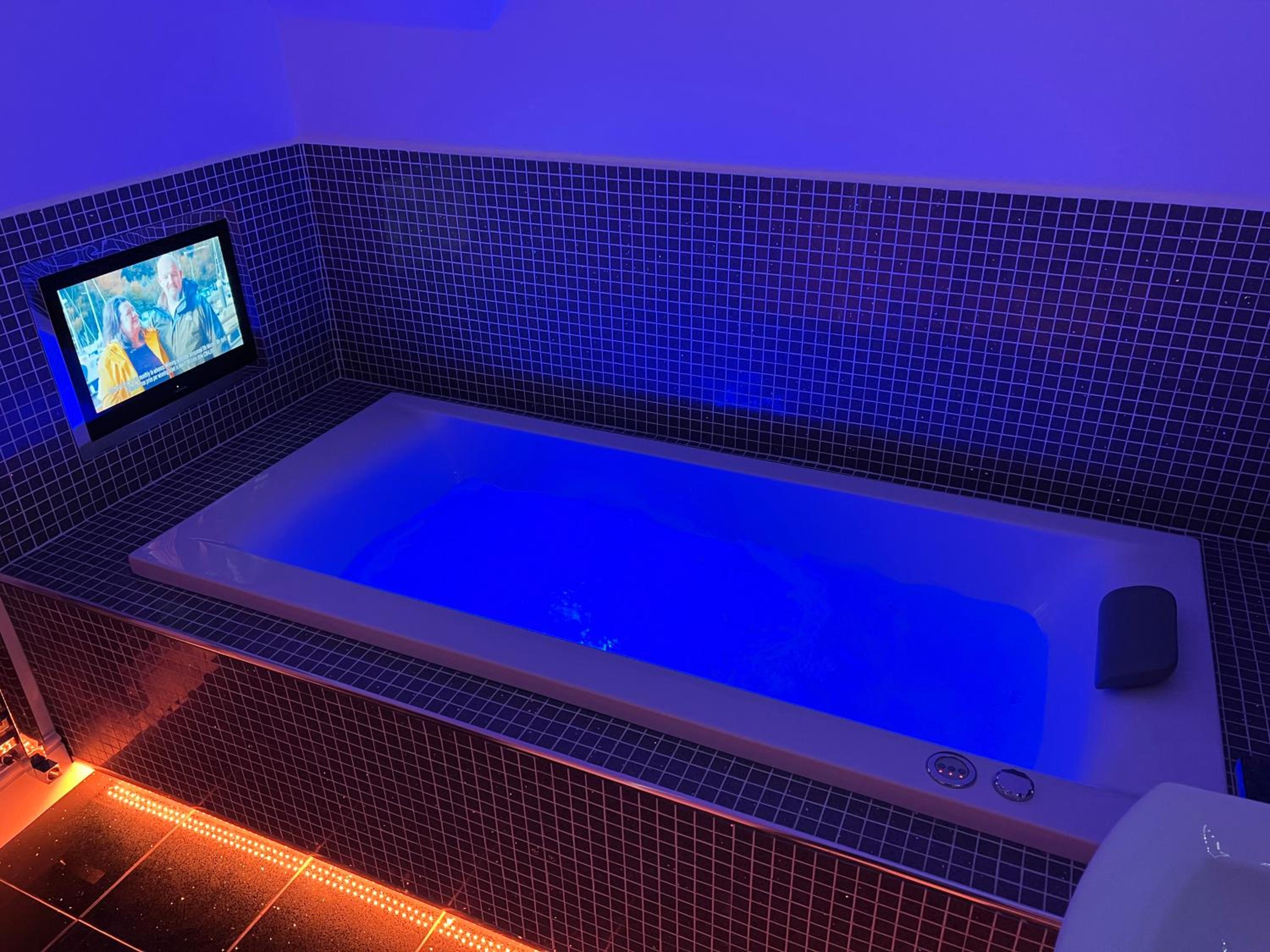 Luxurious 4 bedroom home in the heart of the Cotswolds with Hot Tub!