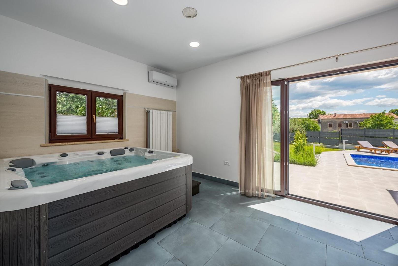 Villa Luna Tinjan, Pool and Wellness view 2