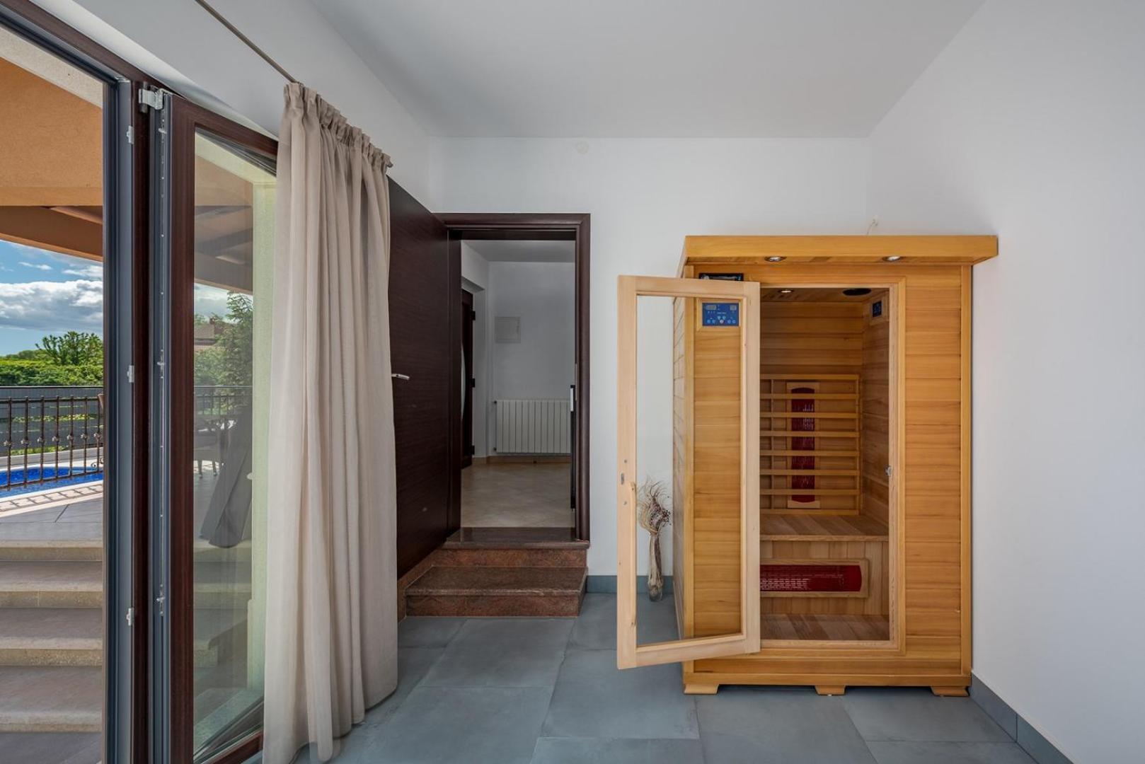 Villa Luna Tinjan, Pool and Wellness view 3