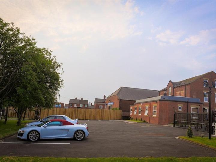 2 Bedroom 2 Bathroom sleep 6 Free secure parking view 3