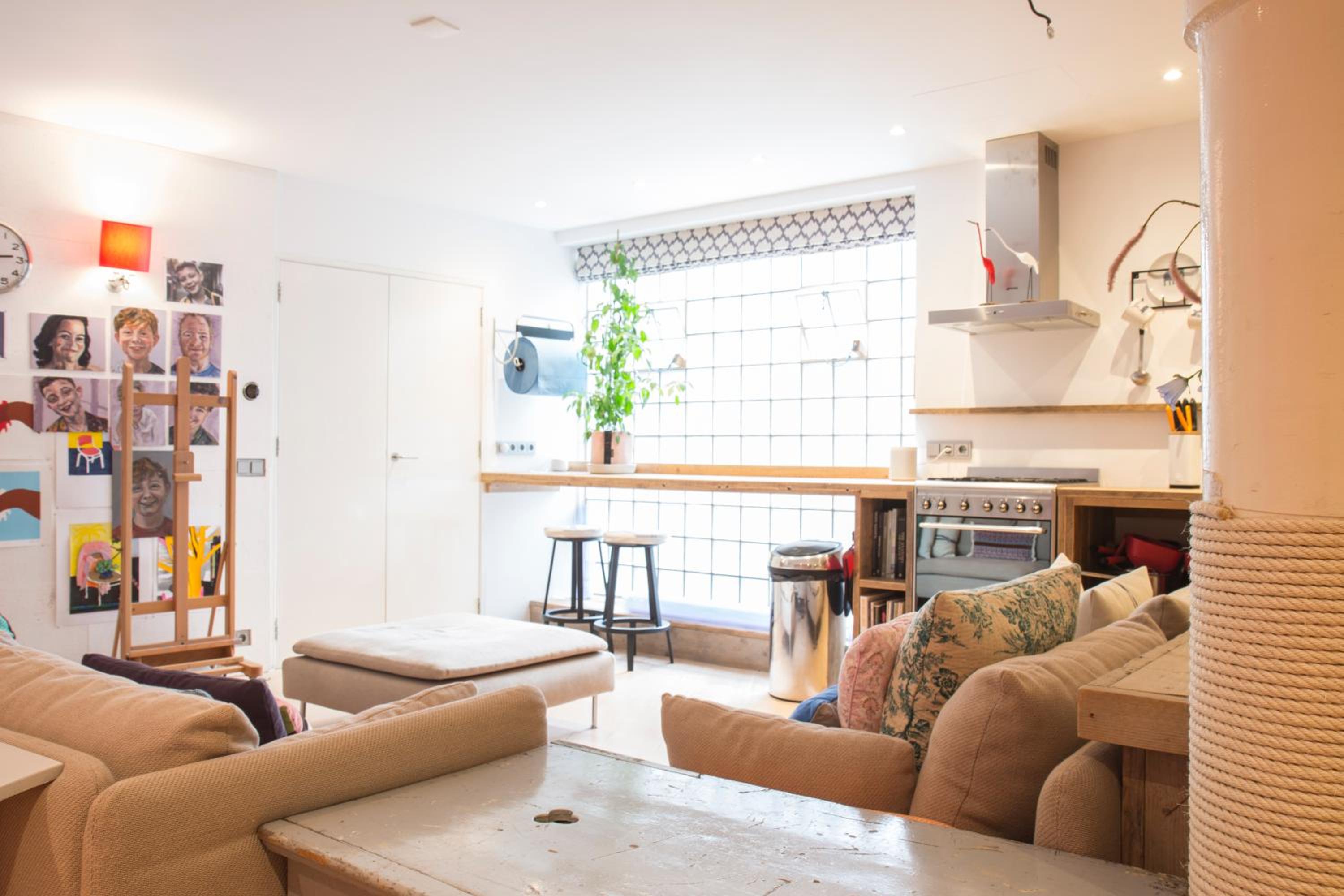 Flo's Atelier - Family studio NOTE studio is adjacent to Flo's apartment