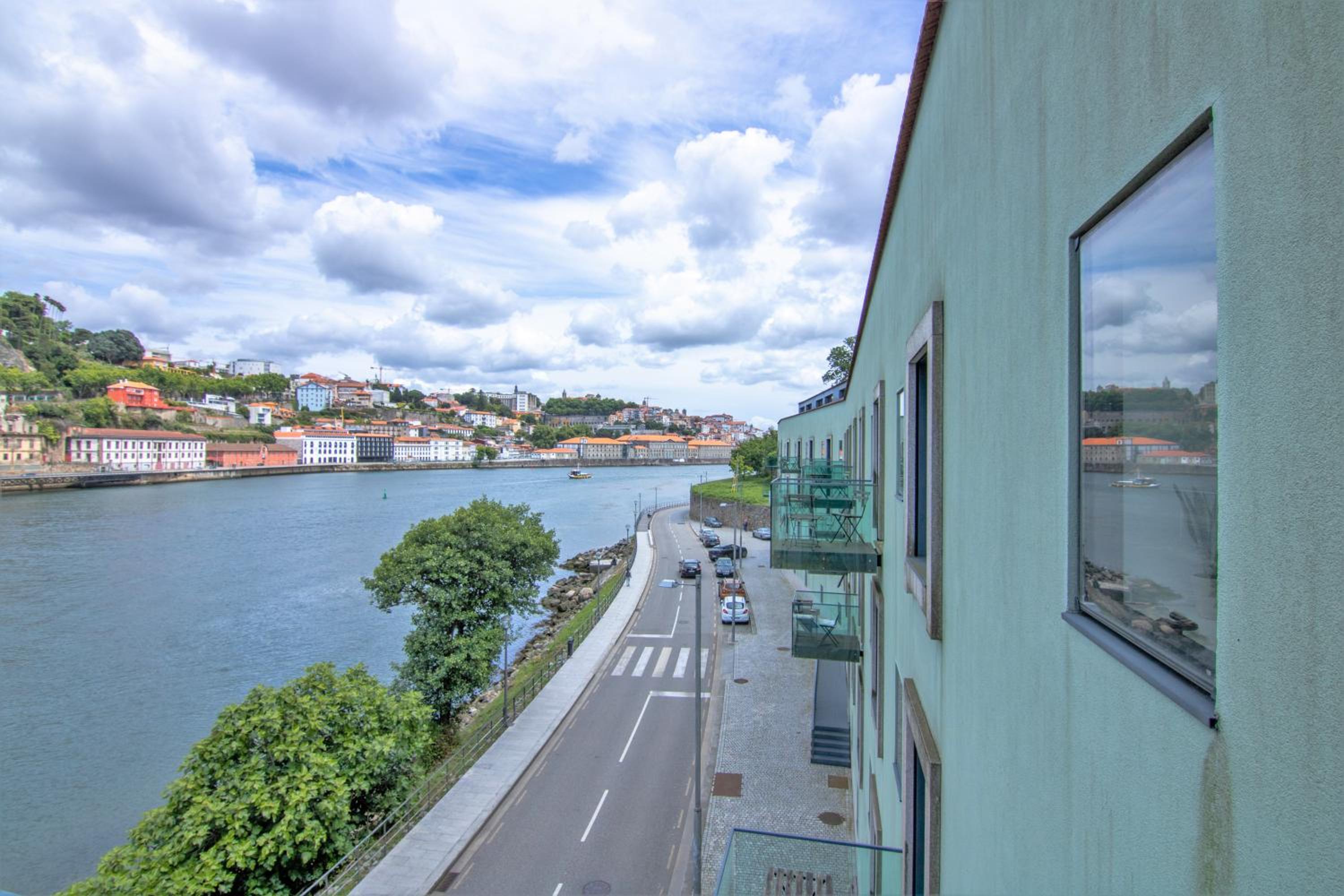 Hotel Douro triplex - Destilaria Residence by Porto City Hosts - Image 1