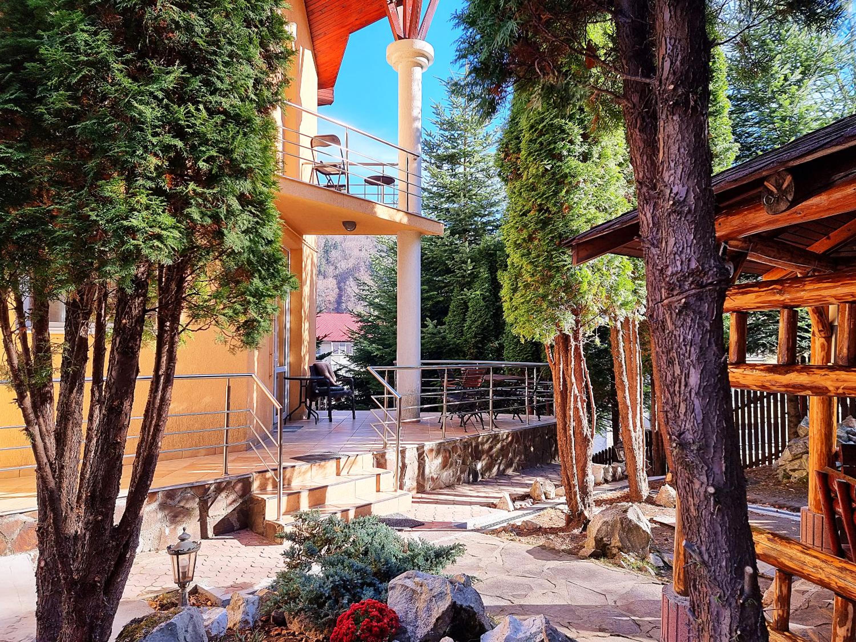 Marble Villa: Luxury estate - central but intimate view 3